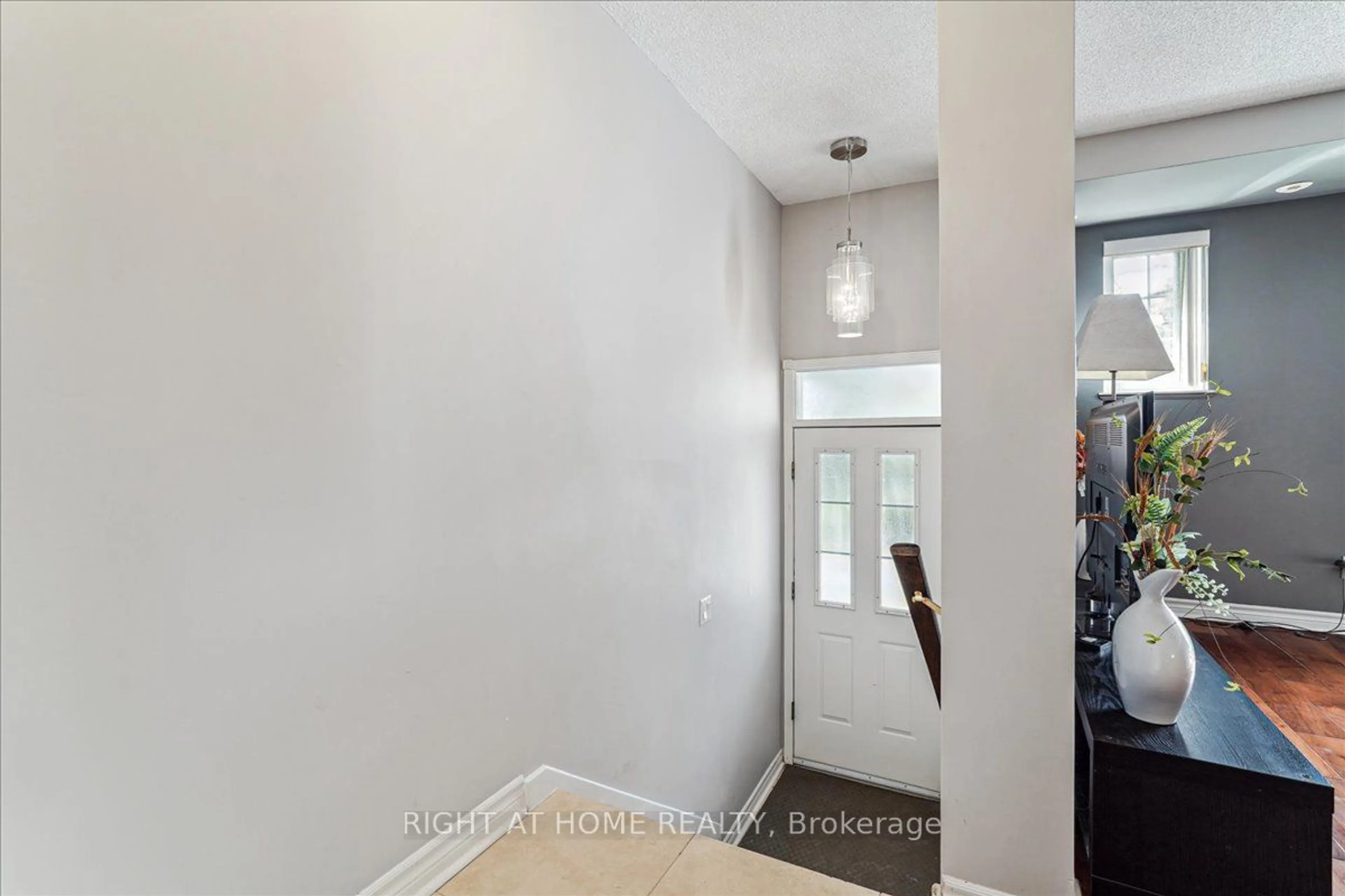 Indoor entryway for 1881 Mcnicoll Ave #558, Toronto Ontario M1V 5M2