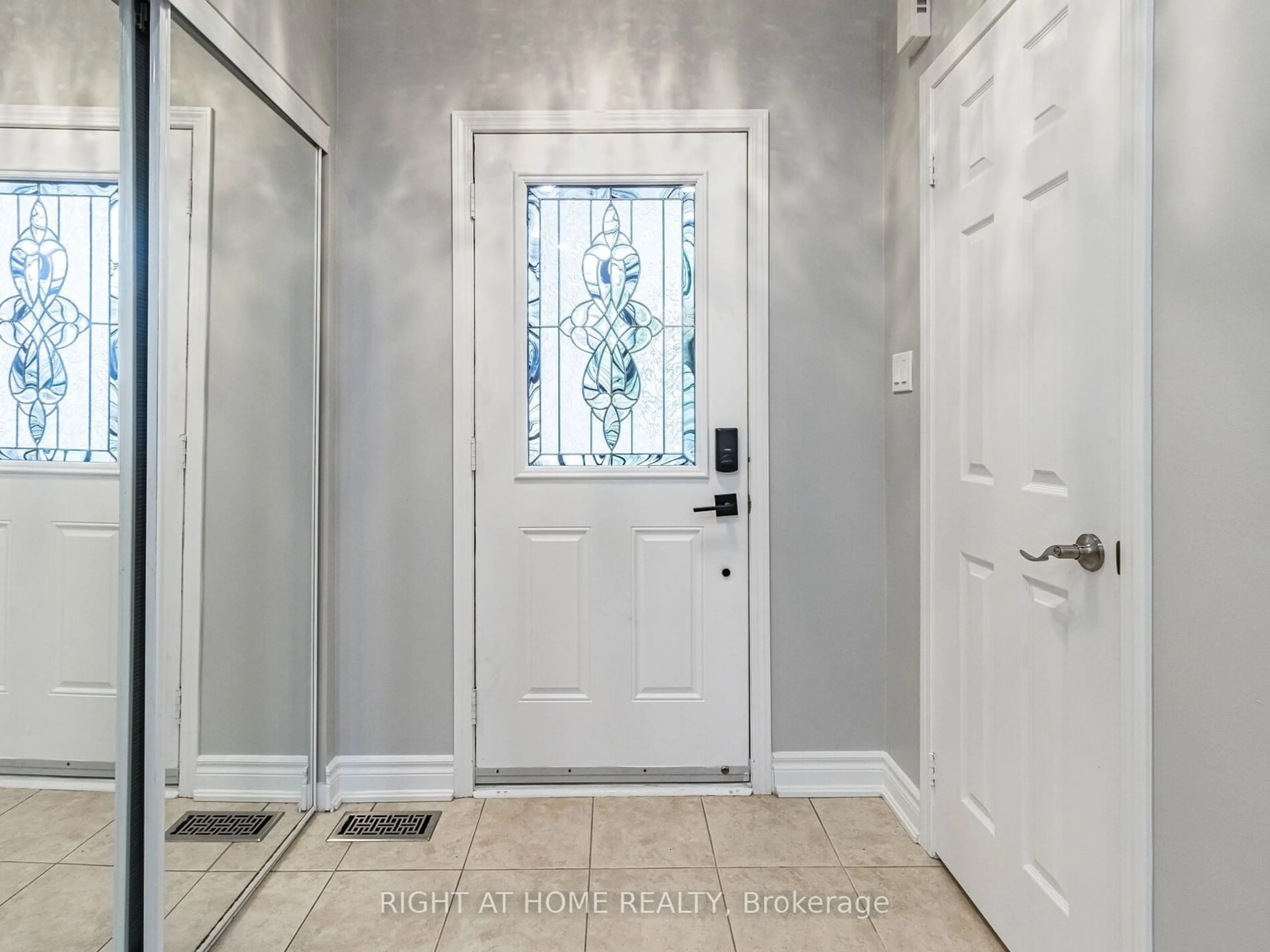 Indoor entryway for 956 Ormond Dr, Oshawa Ontario L1K 3C1