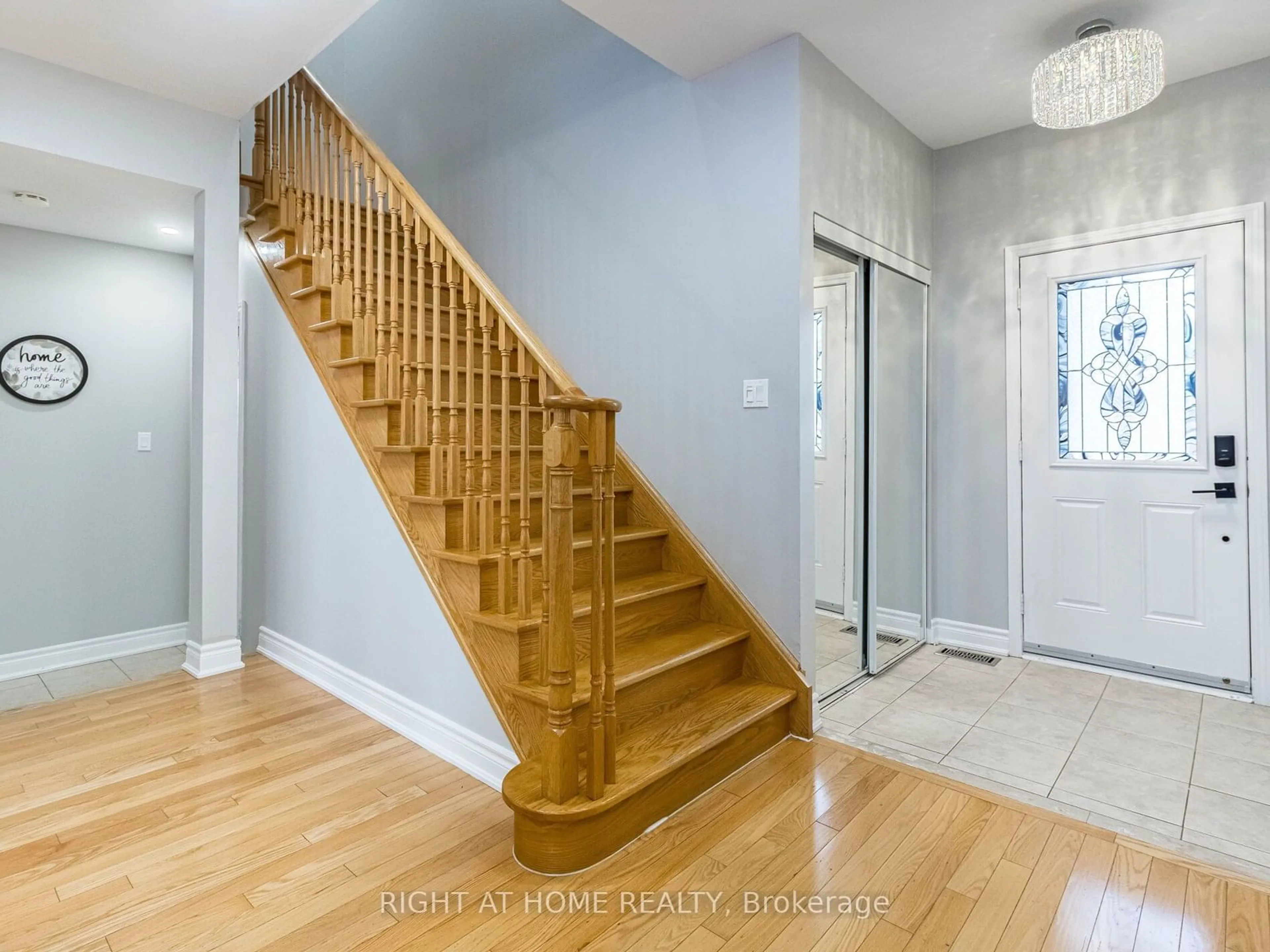 Indoor entryway for 956 Ormond Dr, Oshawa Ontario L1K 3C1