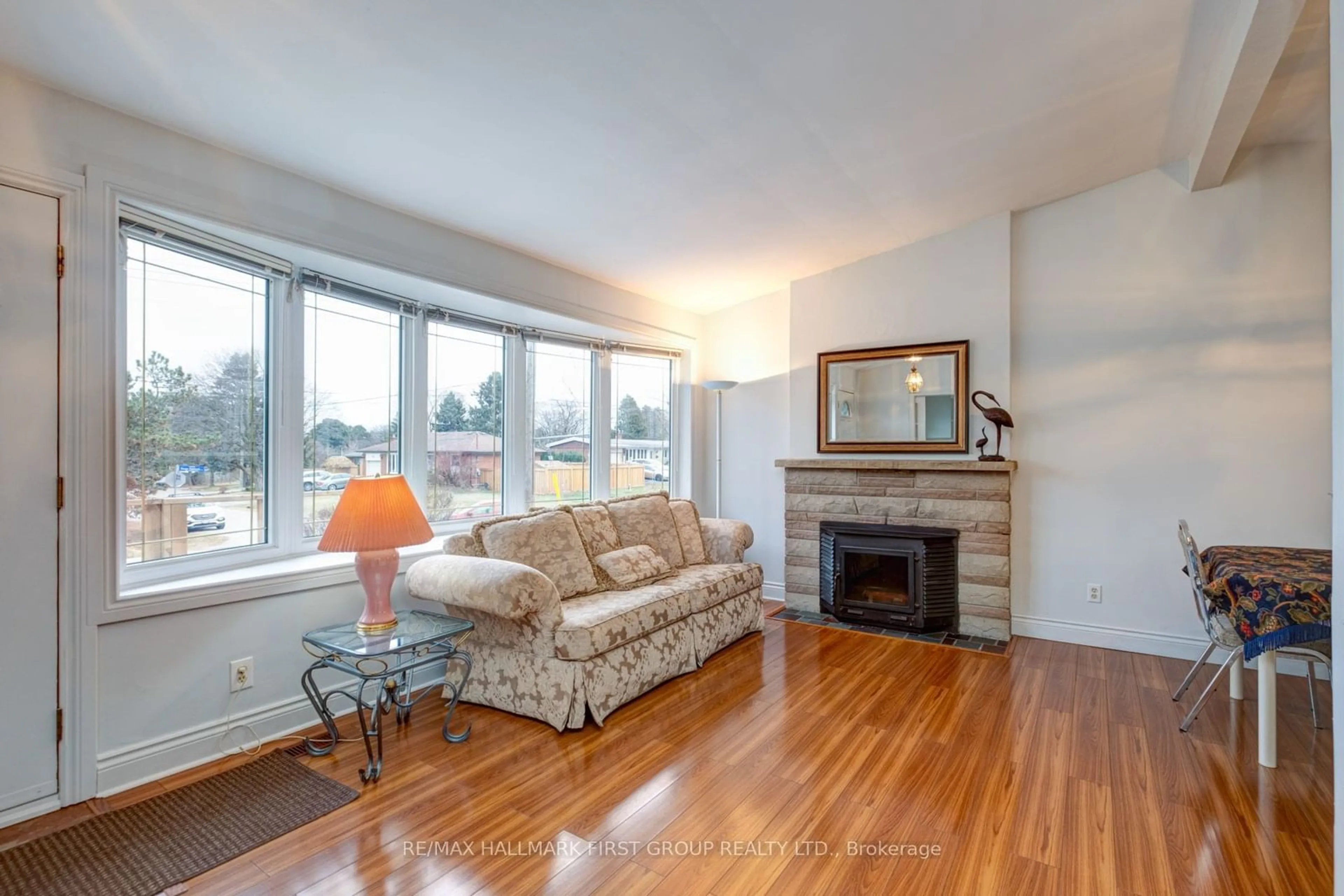 Living room with furniture, wood/laminate floor for 432 Rouge Highlands Dr, Toronto Ontario M1C 2V8