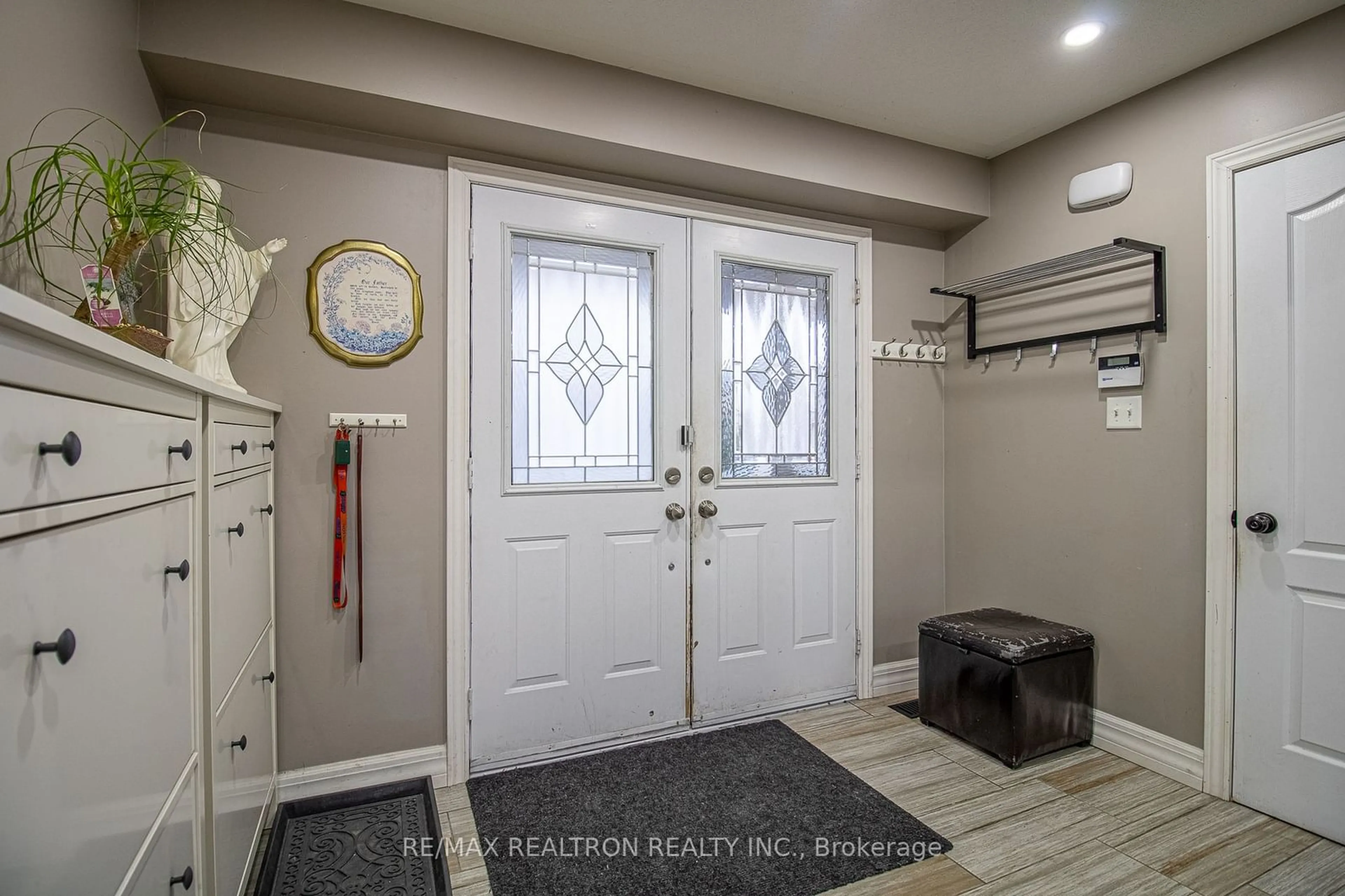 Indoor entryway for 8 Pardon Ave, Whitby Ontario L1P 1V1