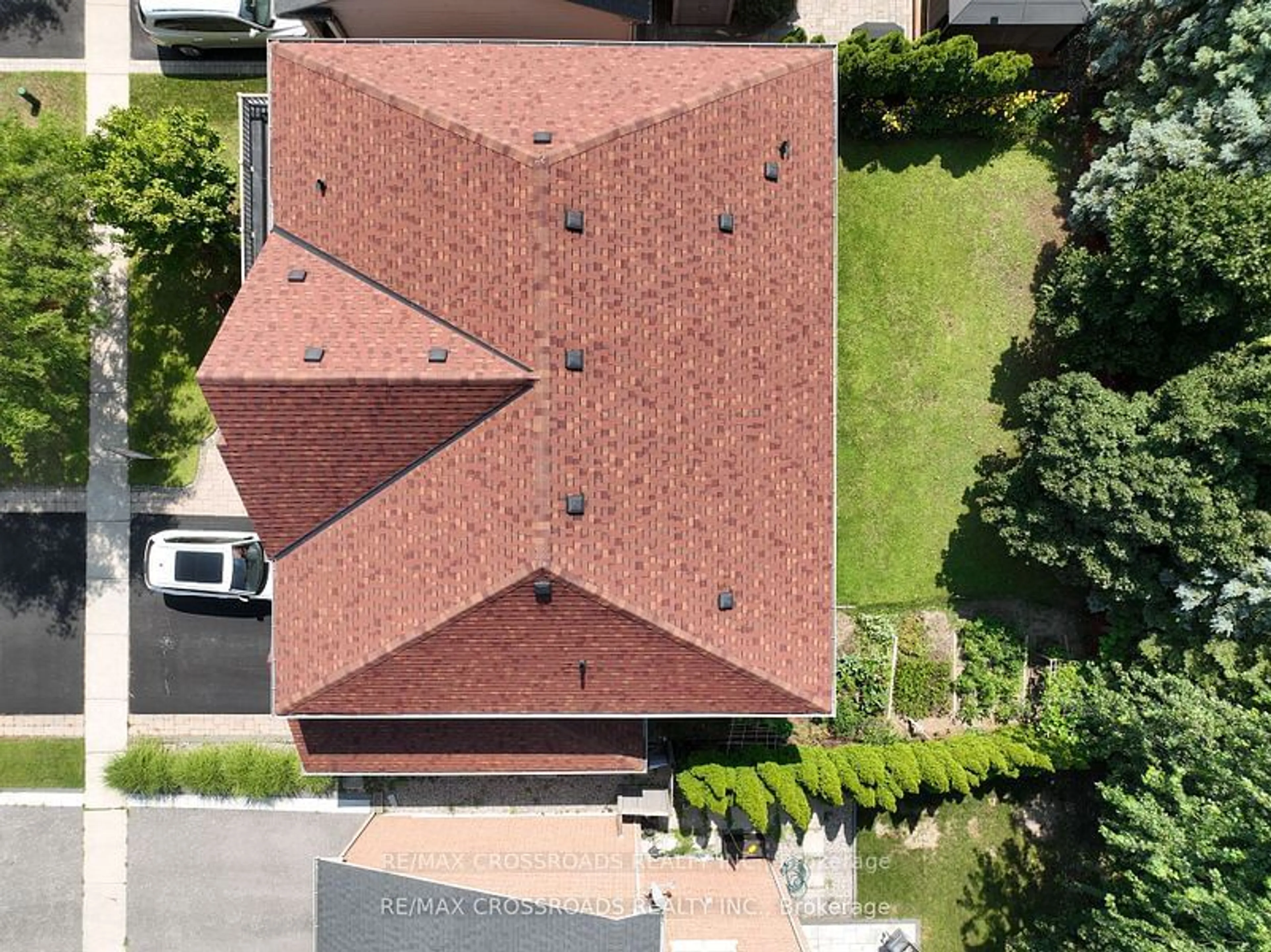 A pic from outside/outdoor area/front of a property/back of a property/a pic from drone, city buildings view from balcony for 2021 Solar Pl, Oshawa Ontario L1L 0A3