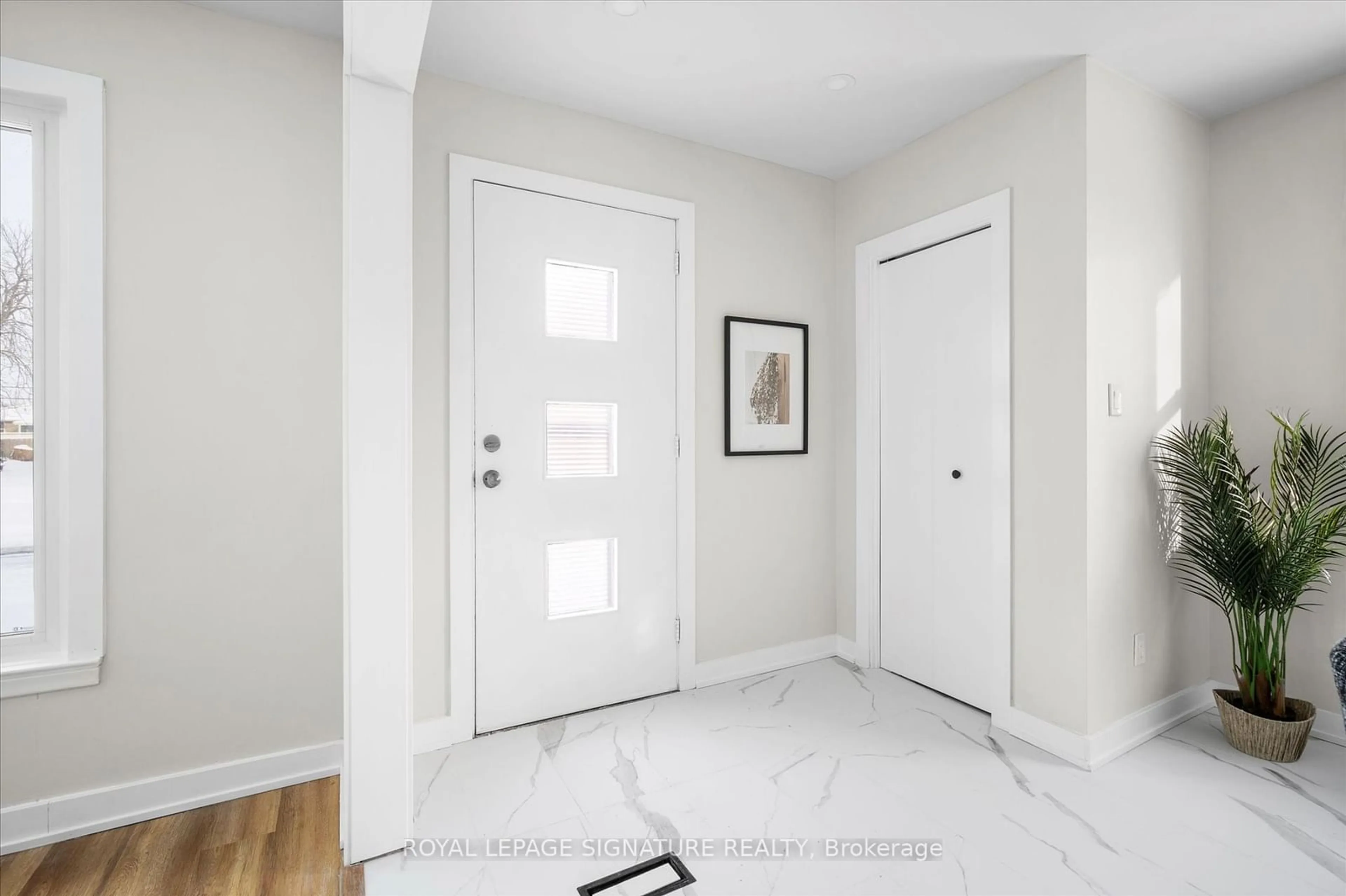 Indoor entryway for 707 Lakeview Ave, Oshawa Ontario L1J 1B5