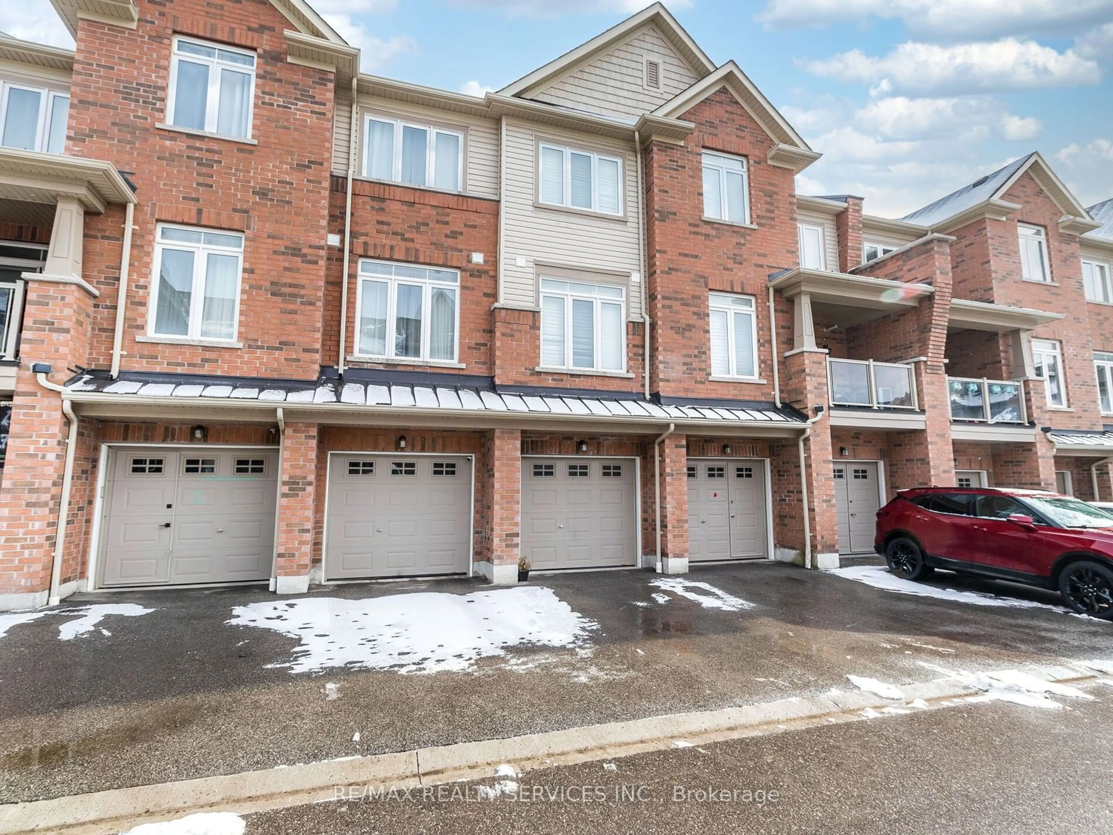 A pic from outside/outdoor area/front of a property/back of a property/a pic from drone, street for 2722 William Jackson Dr #10, Pickering Ontario L1X 0E6