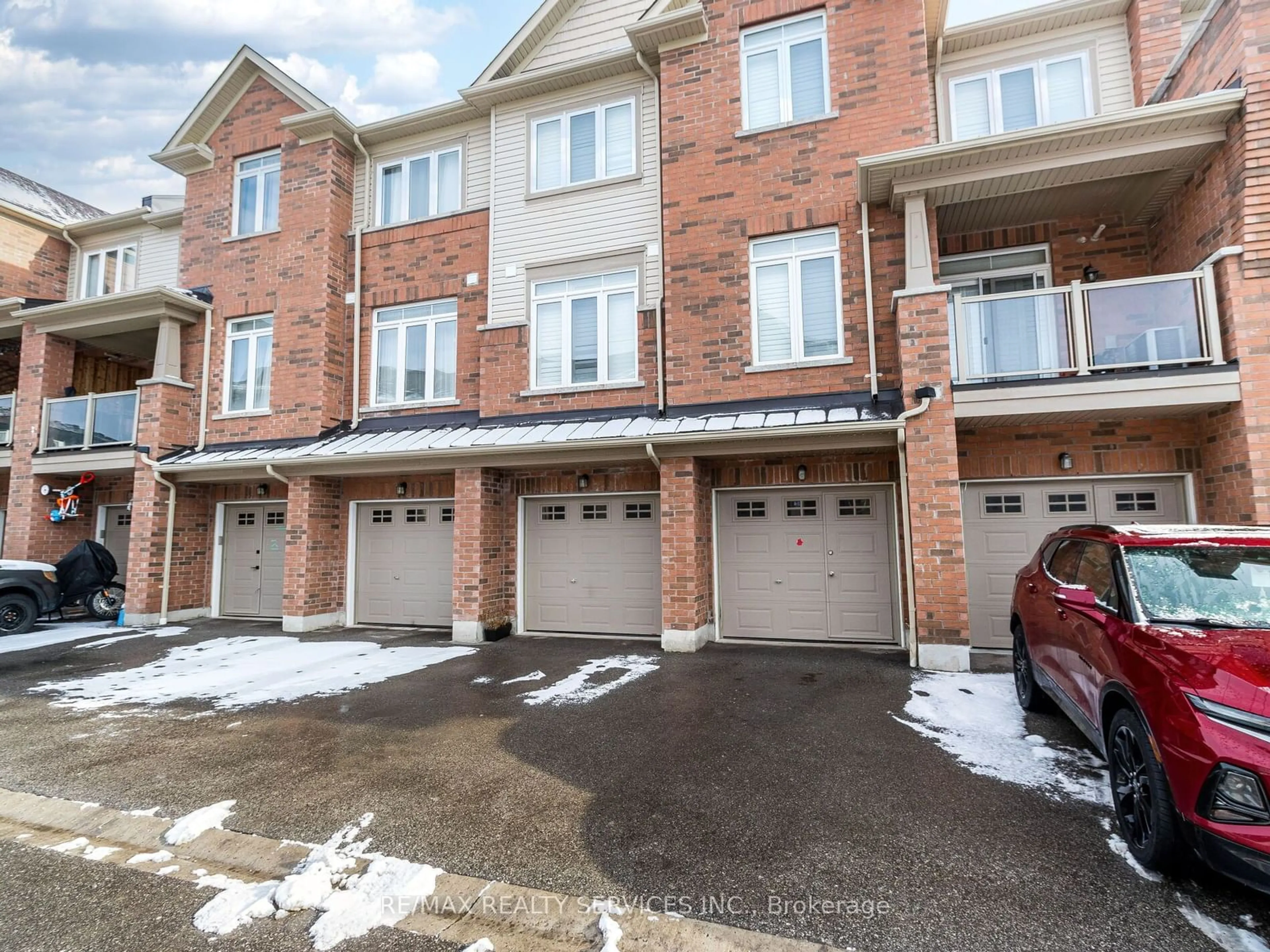 A pic from outside/outdoor area/front of a property/back of a property/a pic from drone, street for 2722 William Jackson Dr #10, Pickering Ontario L1X 0E6