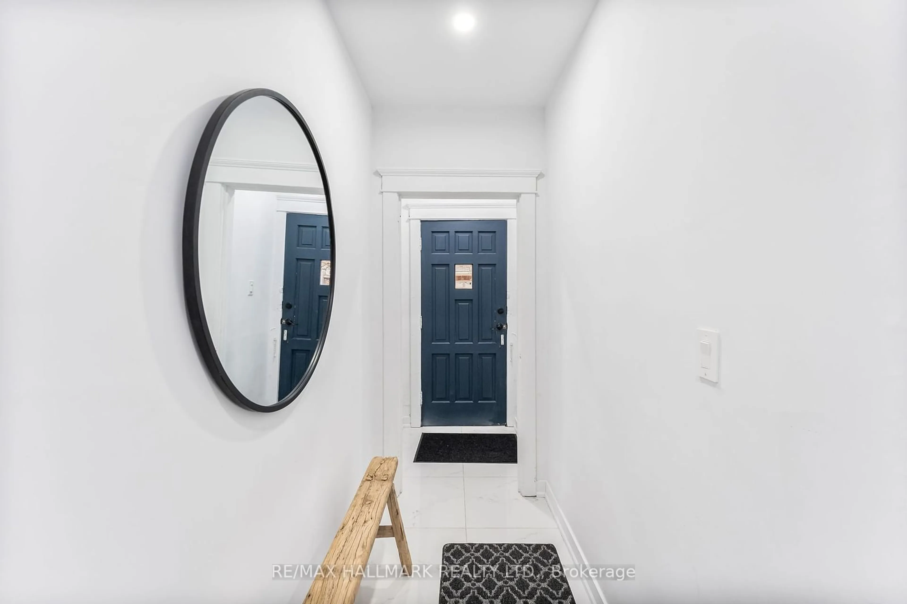 Indoor entryway for 15 Ferrier Ave, Toronto Ontario M4K 3H5