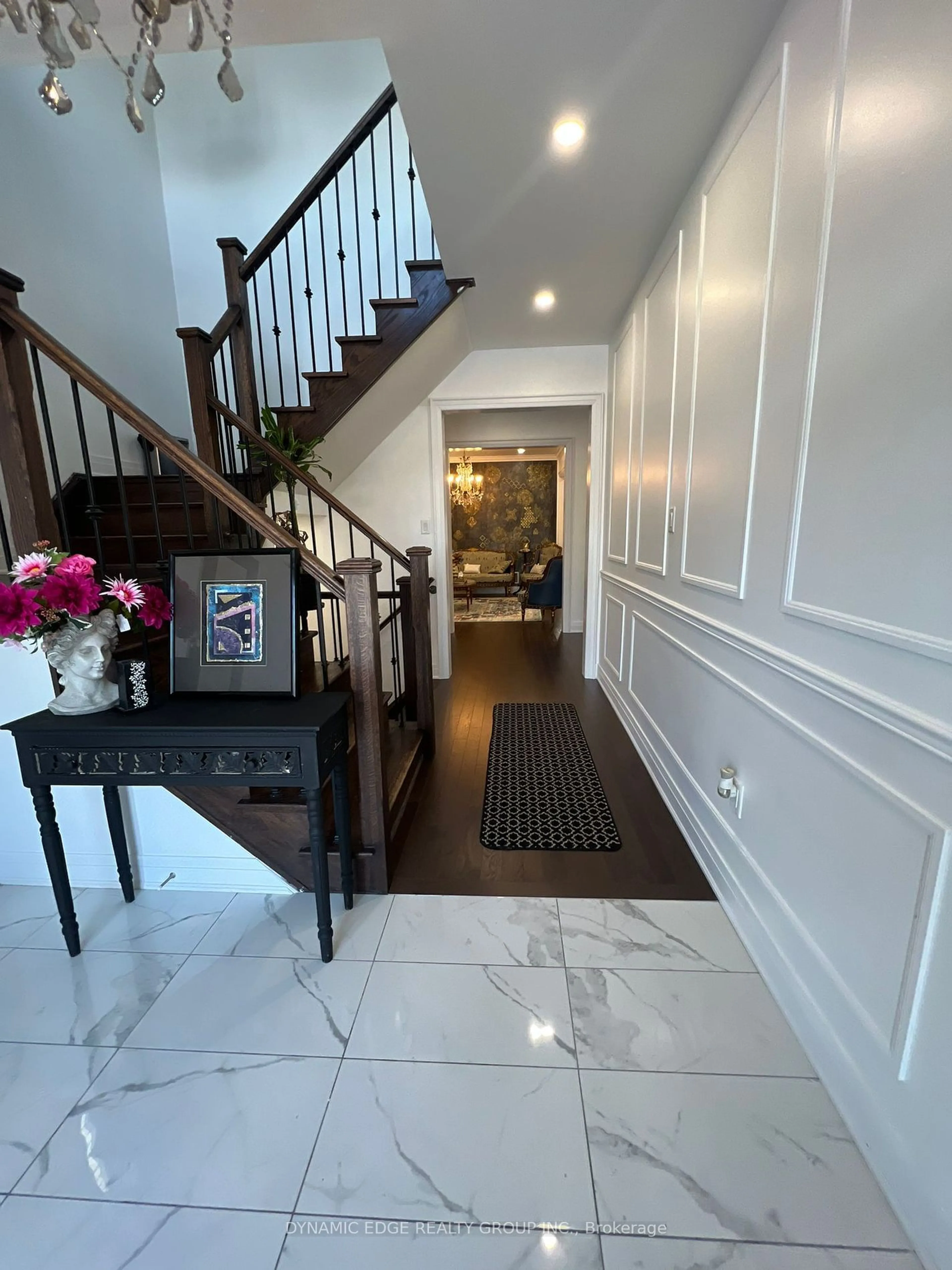 Indoor foyer for 70 Elmhurst St, Scugog Ontario L9L 2E7