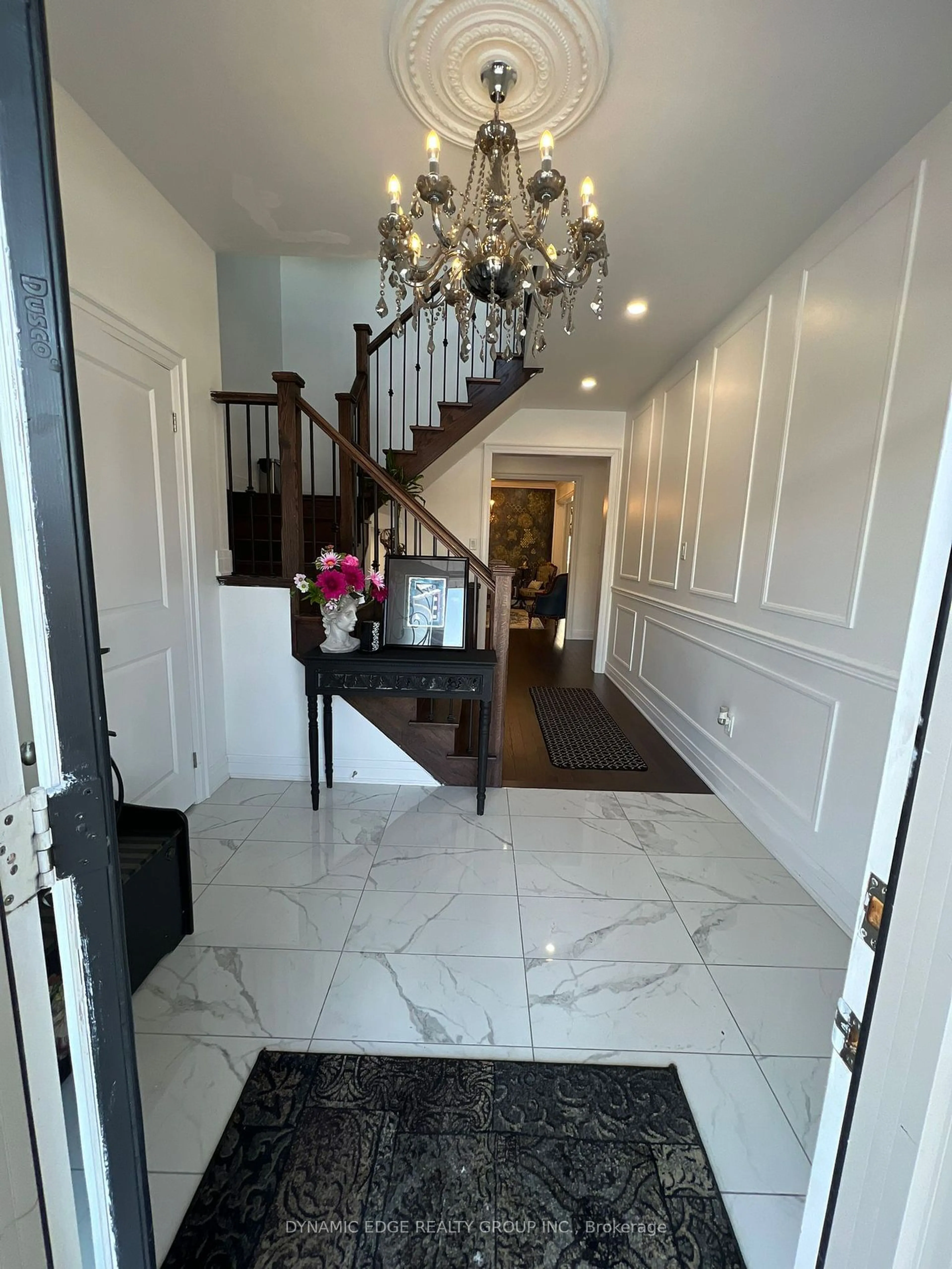 Indoor foyer for 70 Elmhurst St, Scugog Ontario L9L 2E7