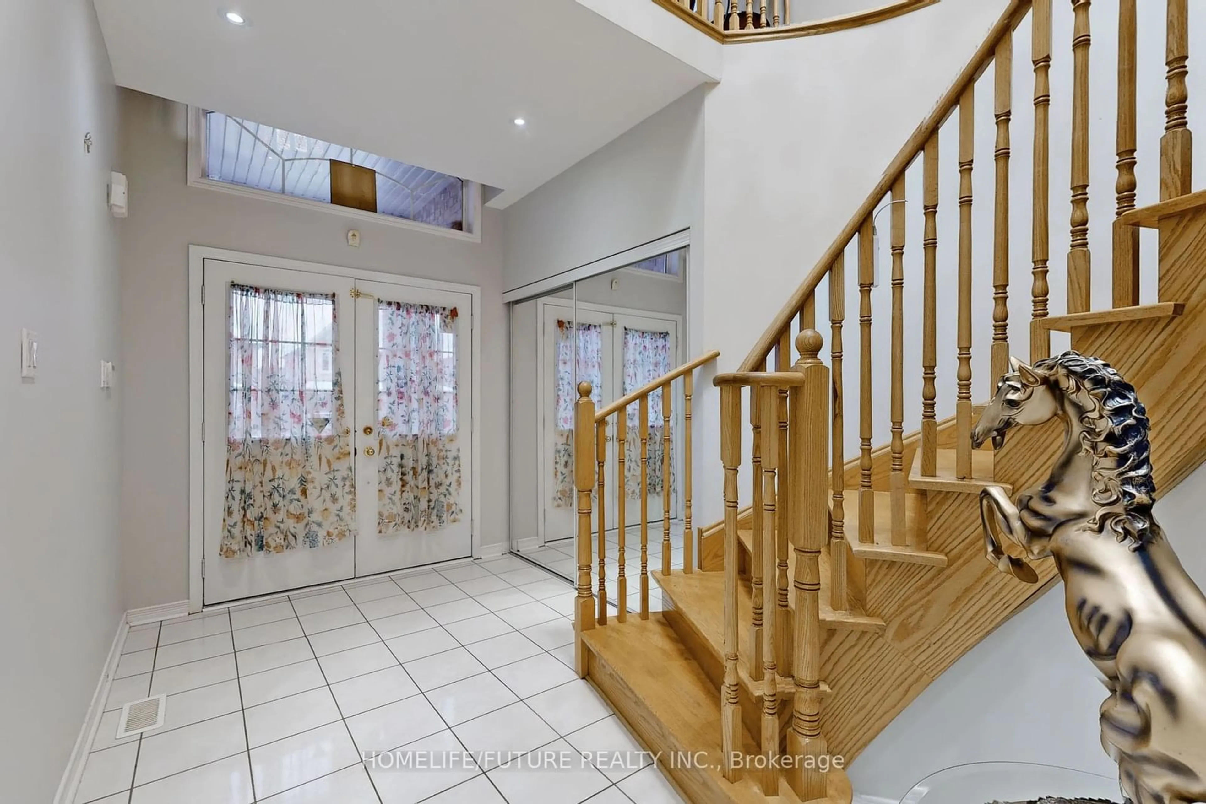 Indoor foyer for 102 Remmington St, Clarington Ontario L1C 0J8