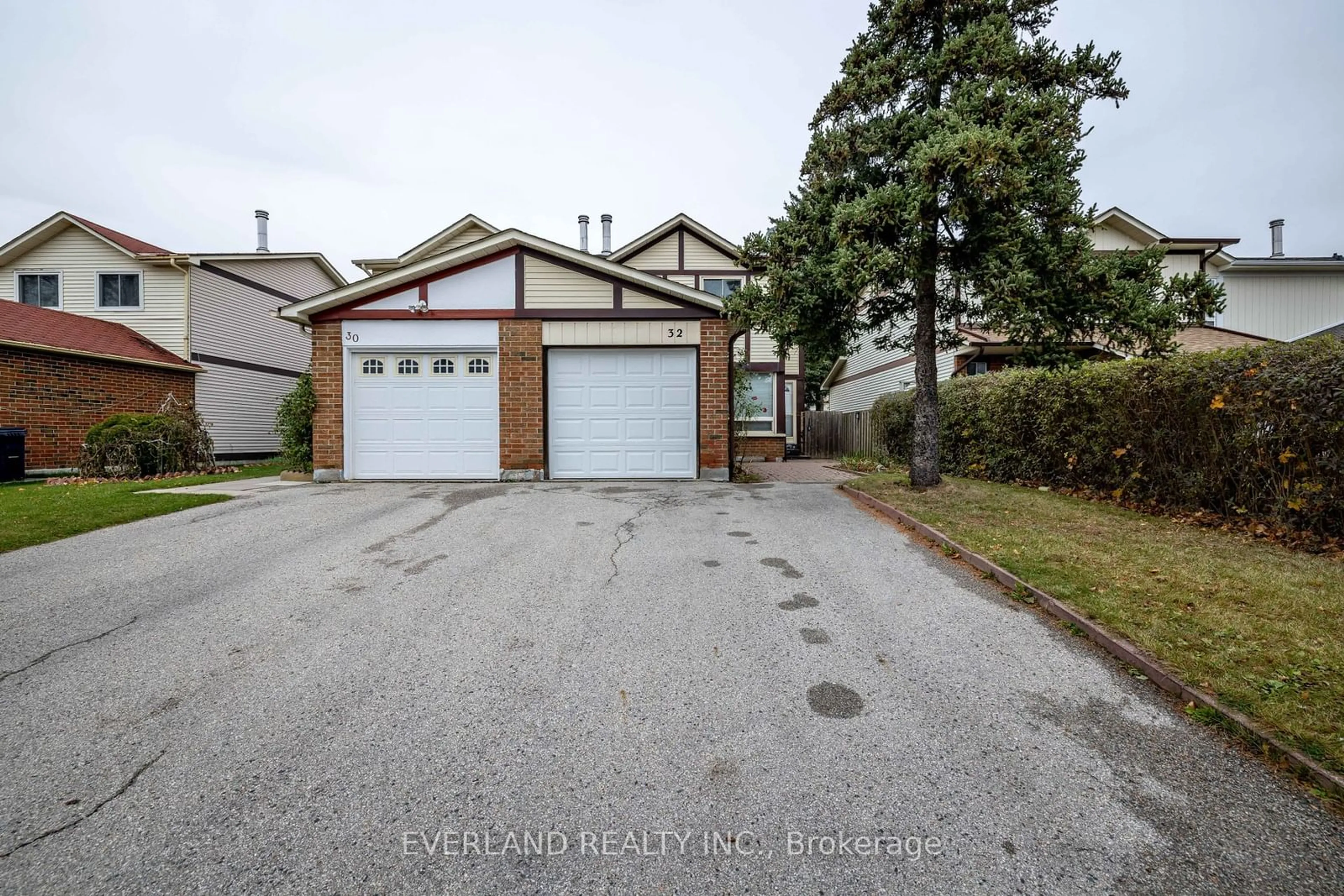 A pic from outside/outdoor area/front of a property/back of a property/a pic from drone, street for 32 Sadlee Cove Cres, Toronto Ontario M1V 1Y4