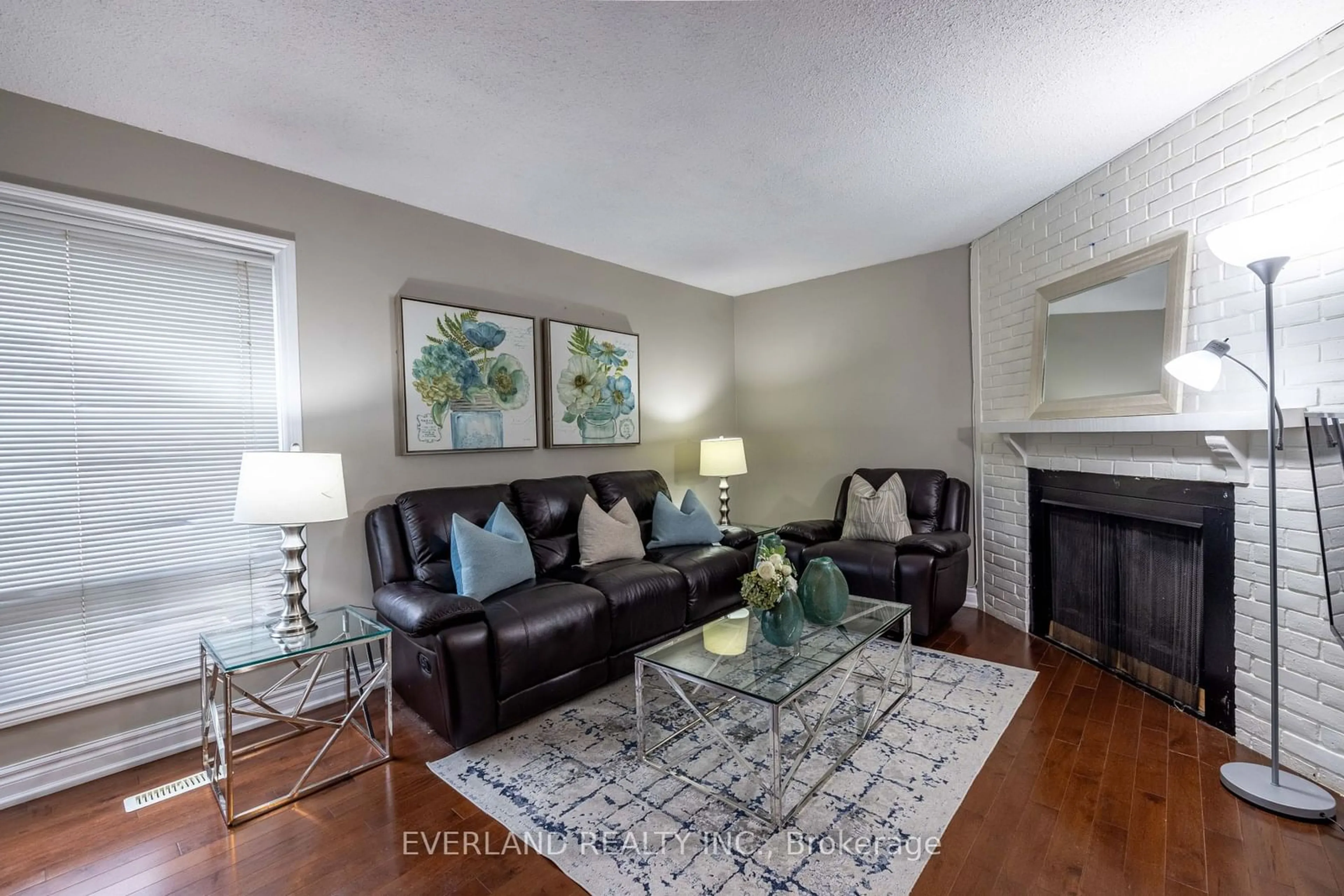 Living room with furniture, unknown for 32 Sadlee Cove Cres, Toronto Ontario M1V 1Y4