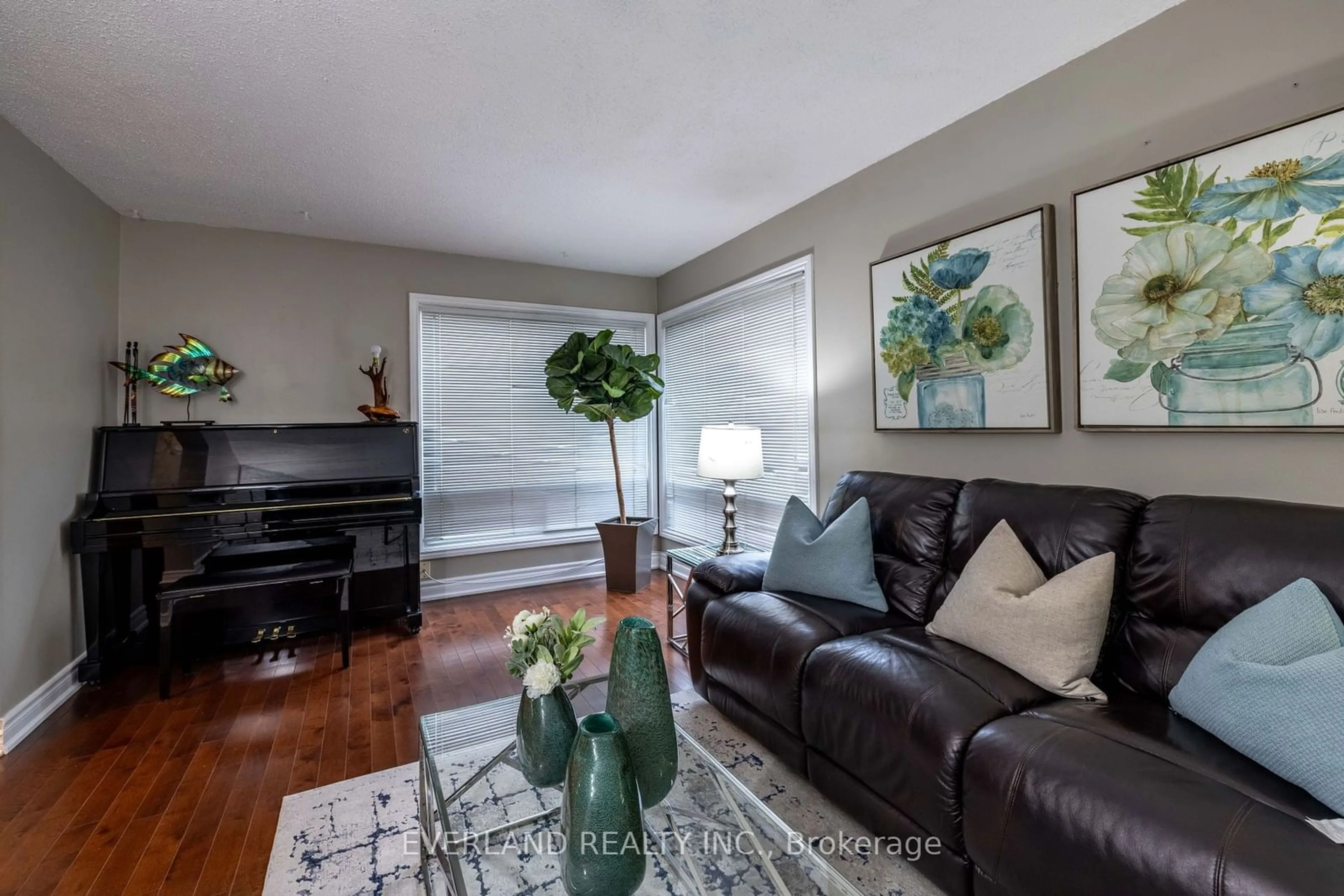 Living room with furniture, unknown for 32 Sadlee Cove Cres, Toronto Ontario M1V 1Y4