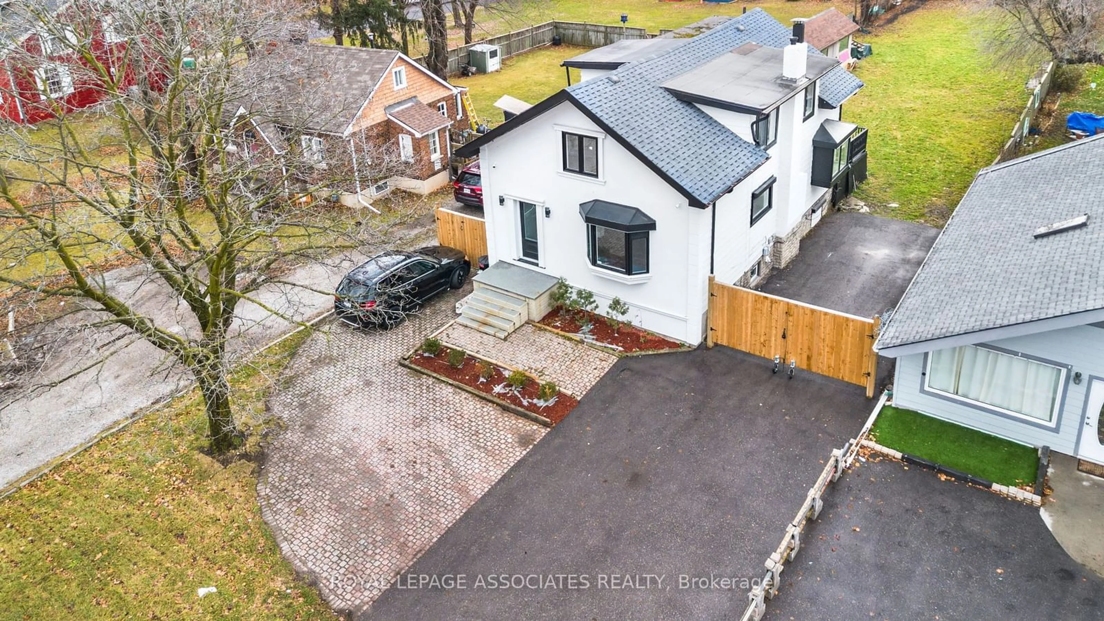 A pic from outside/outdoor area/front of a property/back of a property/a pic from drone, street for 515 Kingston Rd, Ajax Ontario L1S 6M1