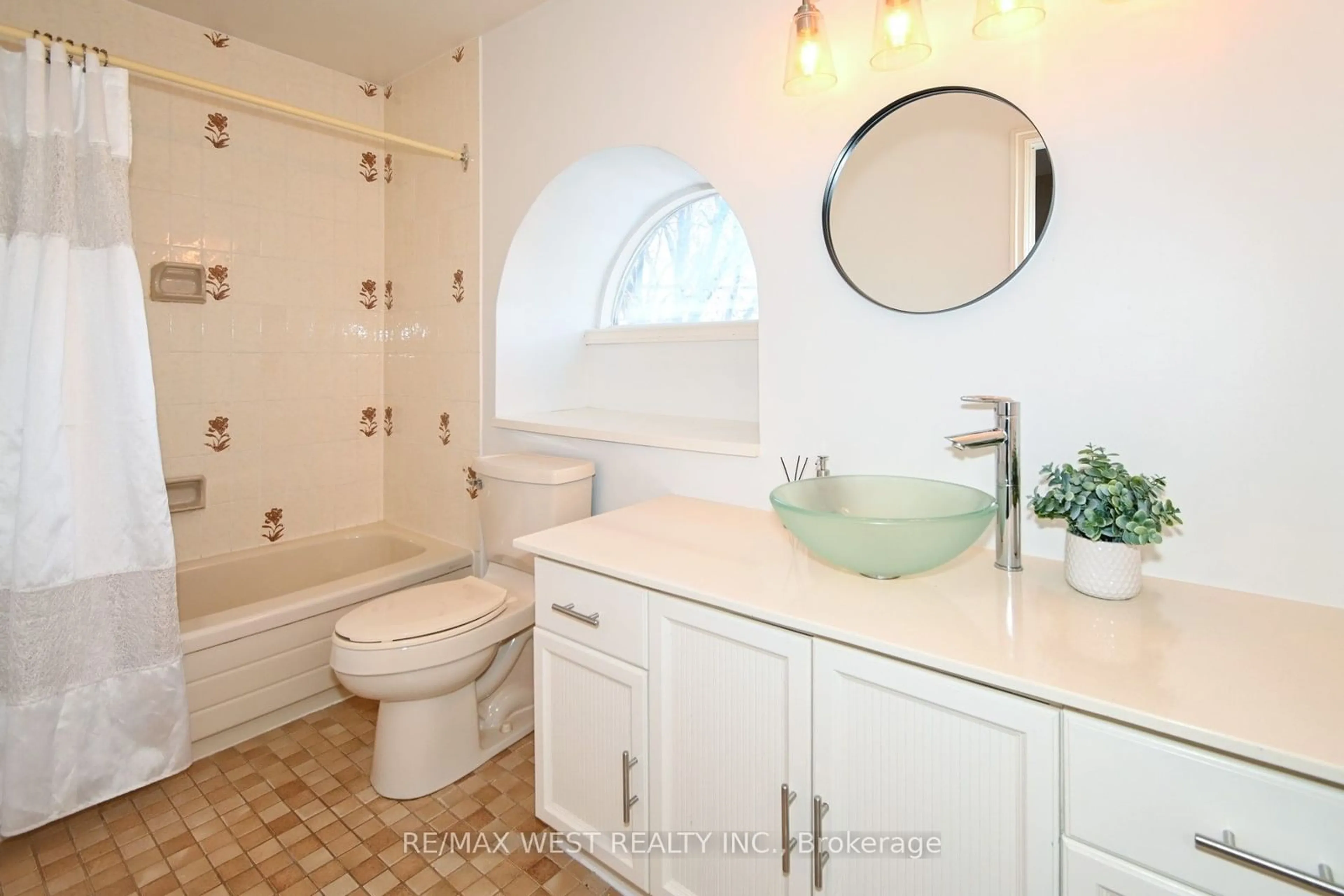 Standard bathroom, ceramic/tile floor for 45 Birchmount Rd #10, Toronto Ontario M1N 3J5