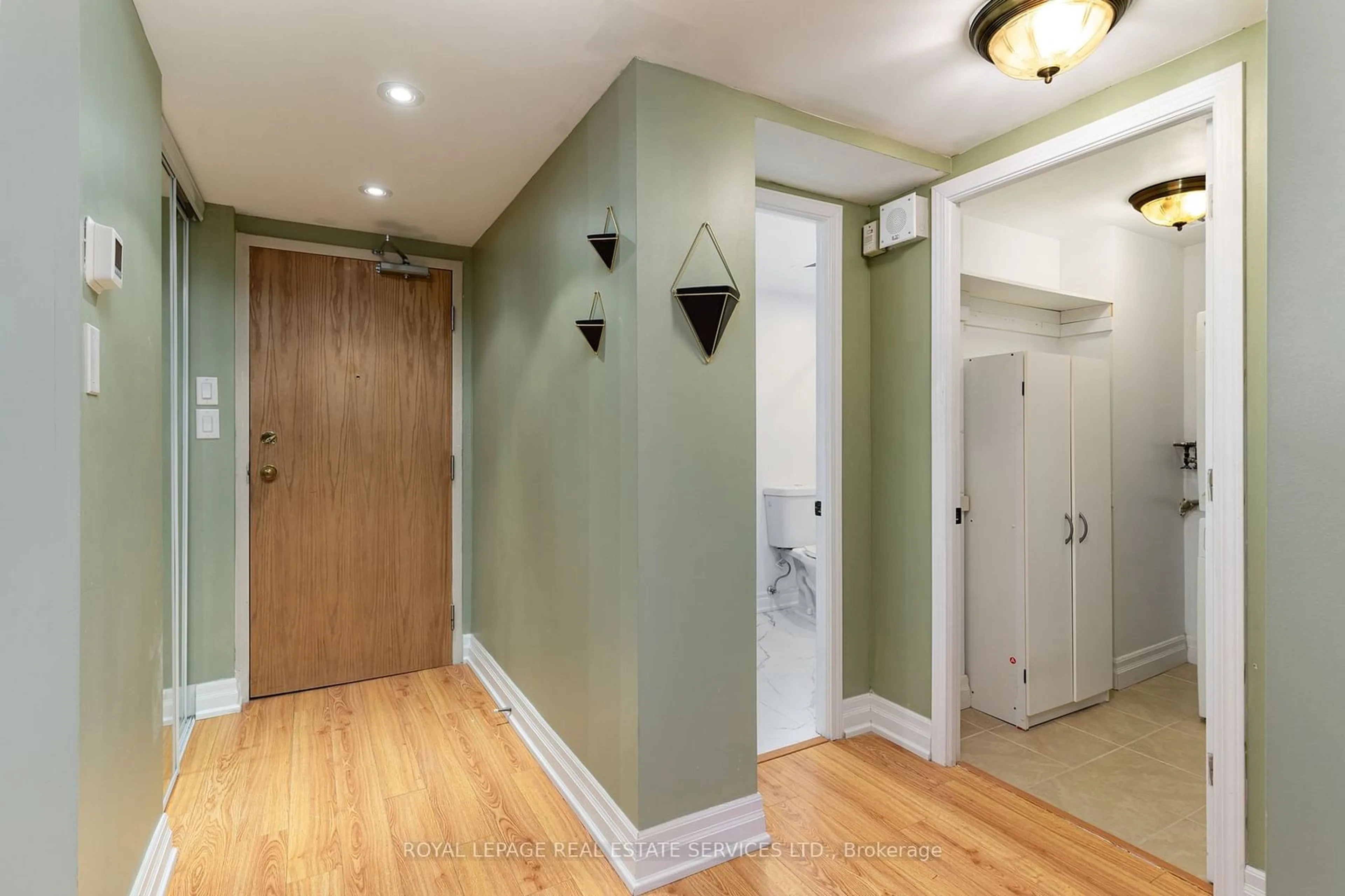 Indoor entryway for 757 Victoria Pk Ave #308, Toronto Ontario M4C 5N8