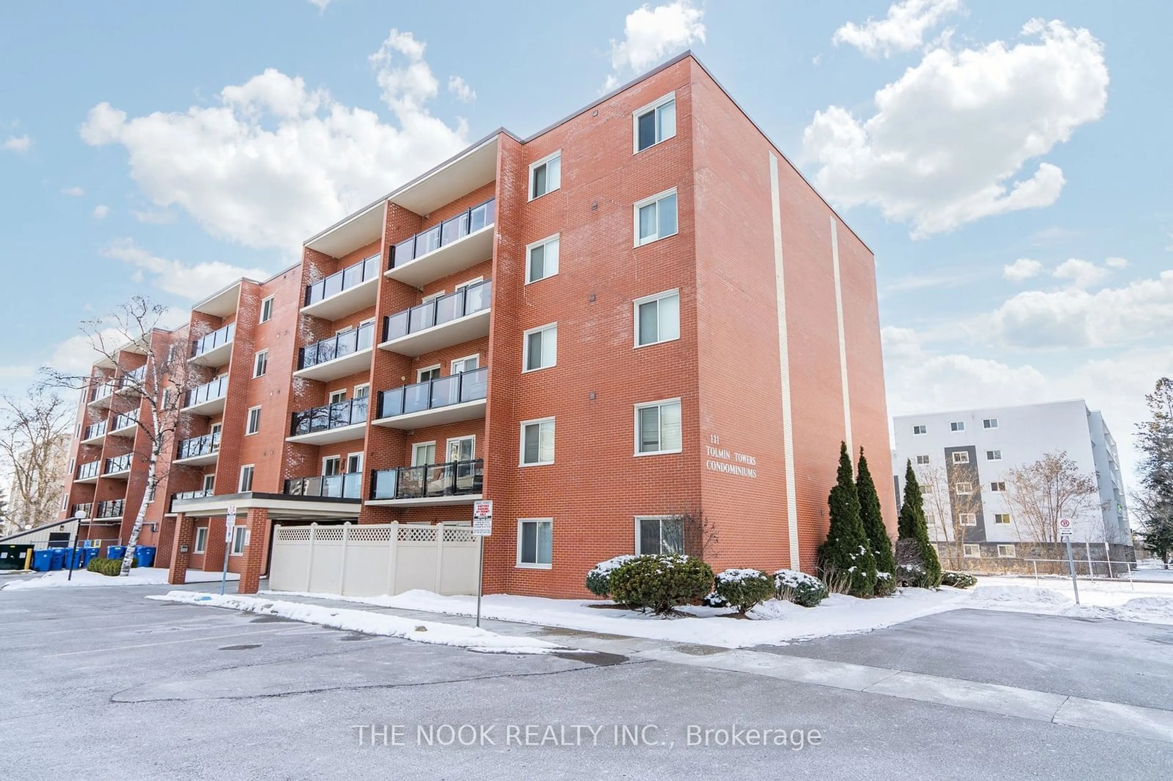 Patio, building for 131 Taunton Rd #407, Oshawa Ontario L1G 3T8