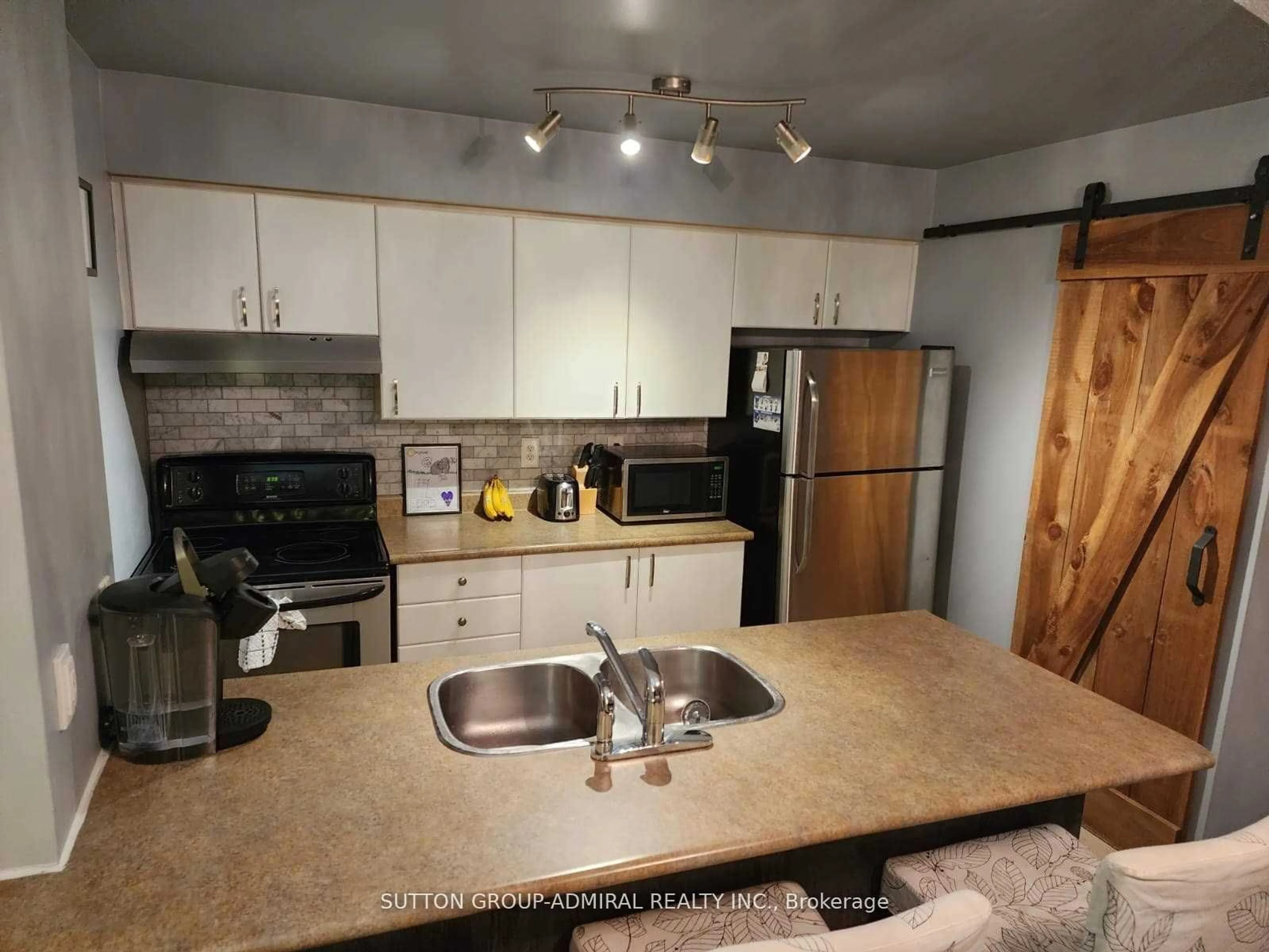 Standard kitchen, unknown for 90 Aspen Springs Dr #207, Clarington Ontario L1C 5N3