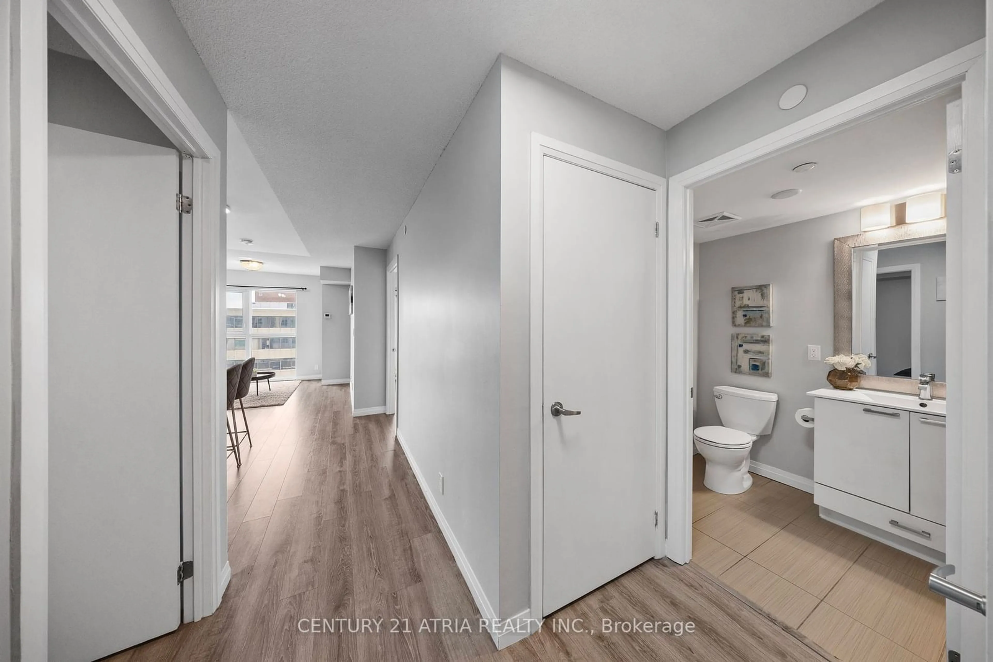 Indoor entryway for 2150 Lawrence Ave #506, Toronto Ontario M1R 3A7