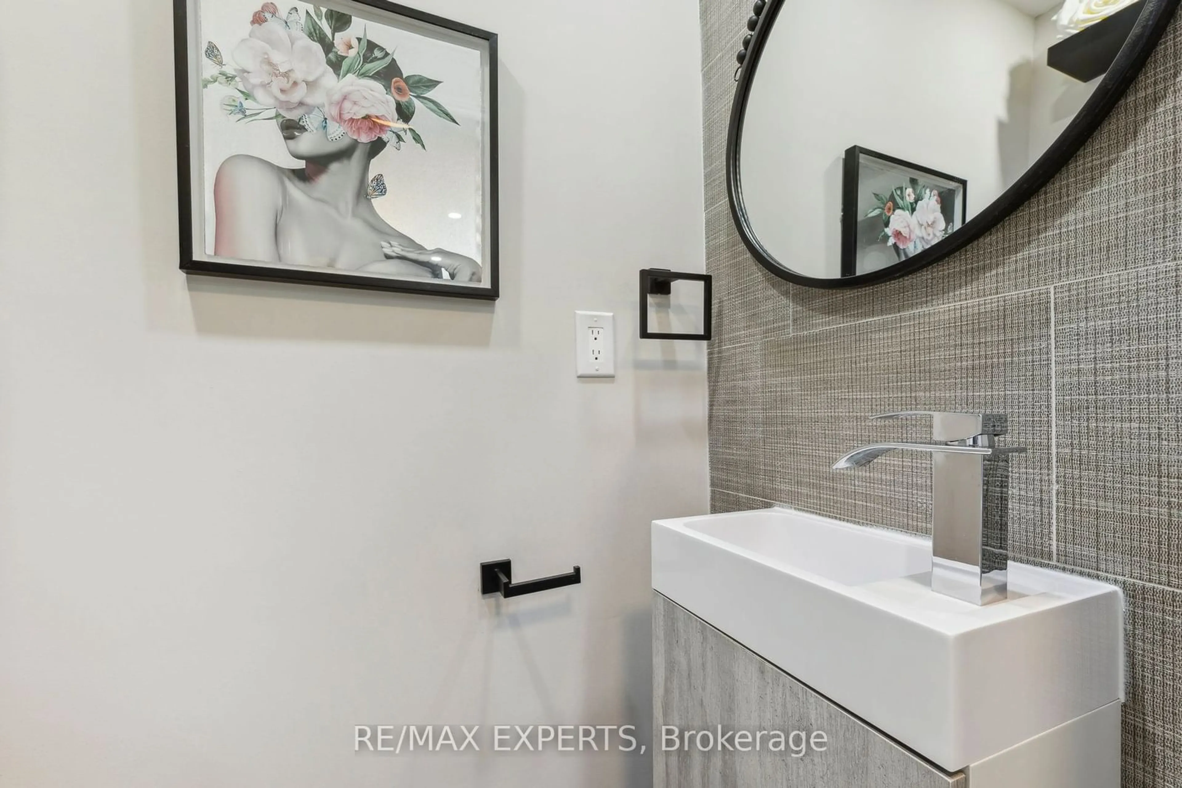 Contemporary bathroom, ceramic/tile floor for 1009 Regent Dr, Oshawa Ontario L1G 1J6