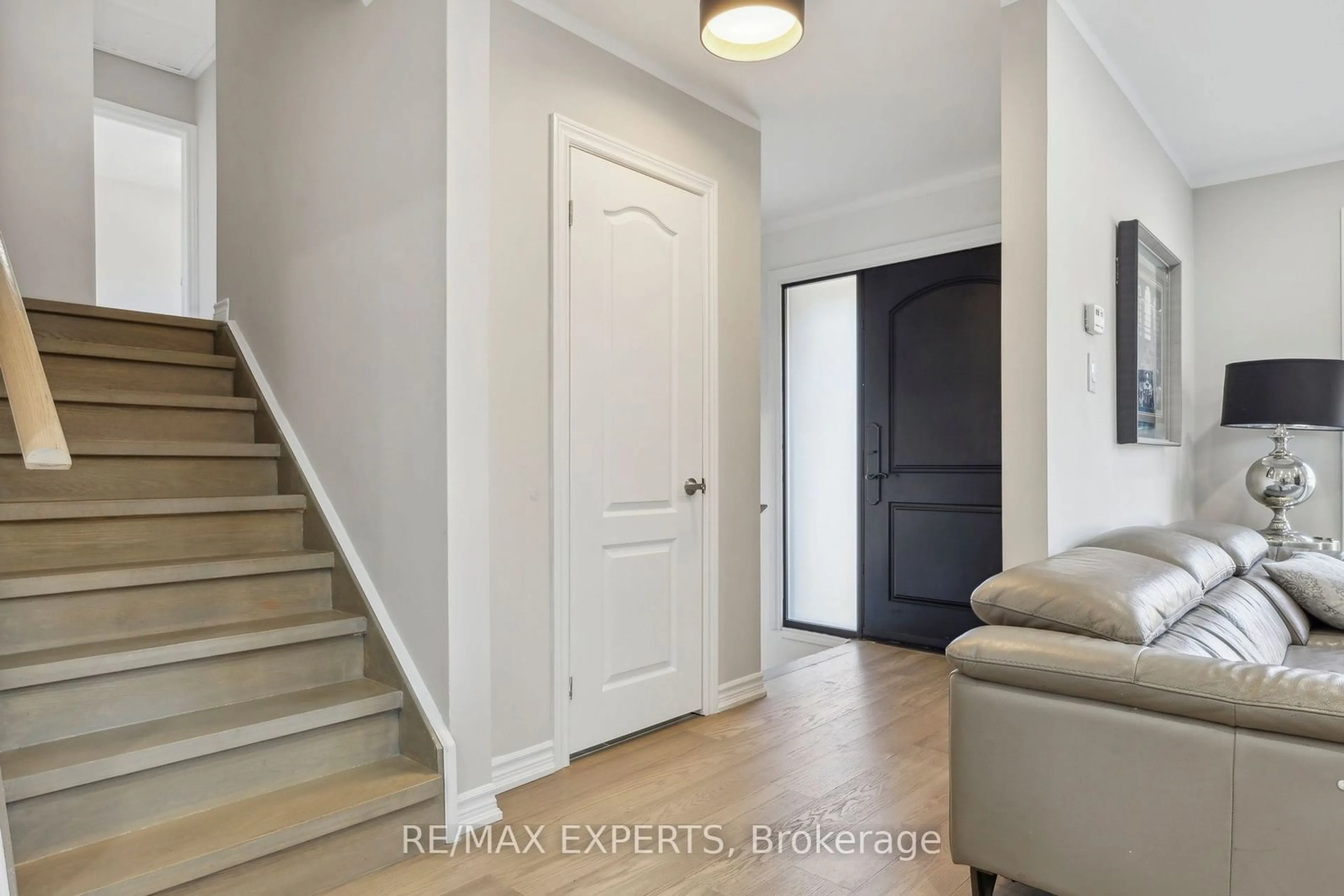 Indoor entryway for 1009 Regent Dr, Oshawa Ontario L1G 1J6