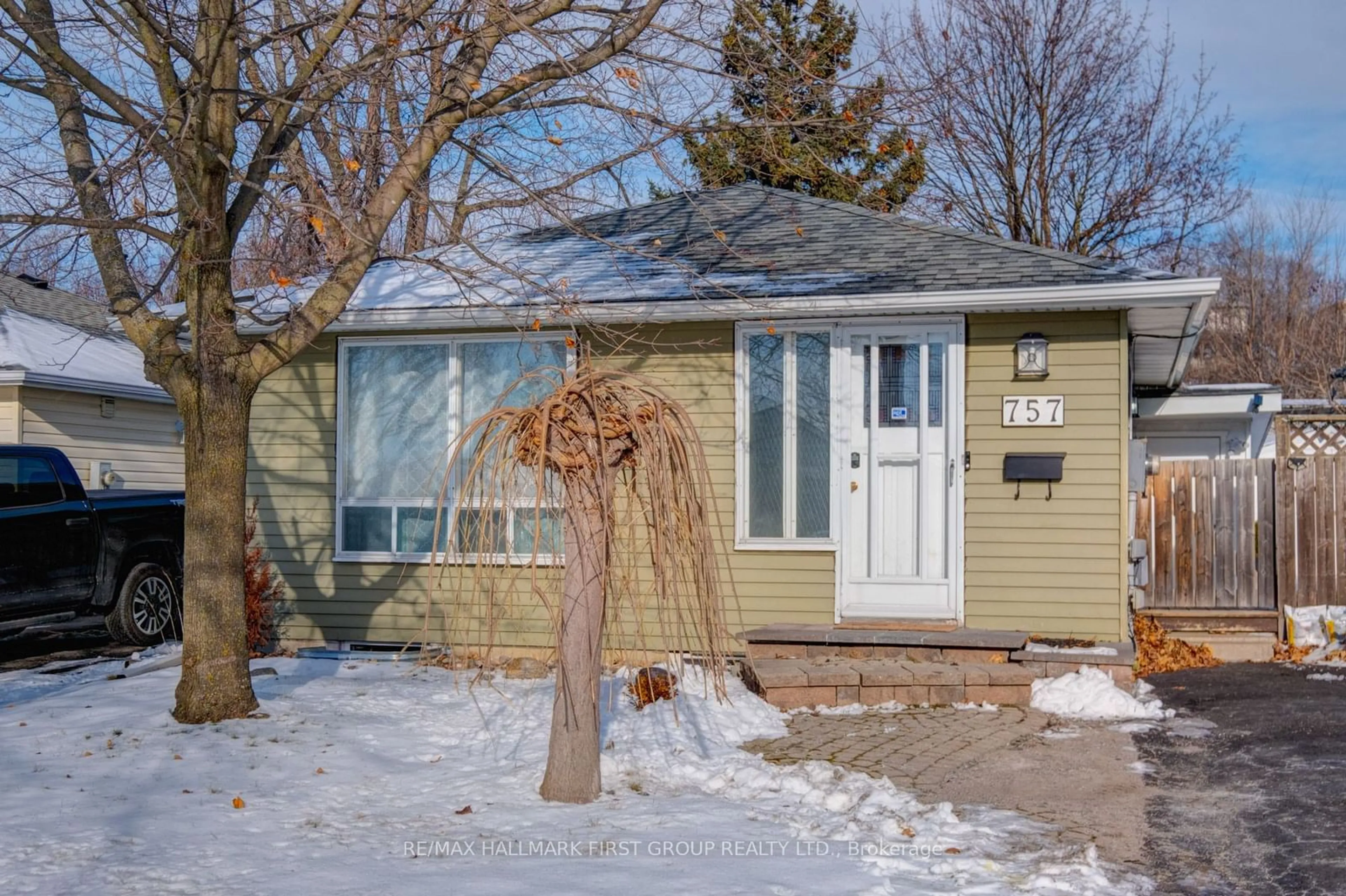 Home with vinyl exterior material, street for 757 Edna Crt, Oshawa Ontario L1H 7X8