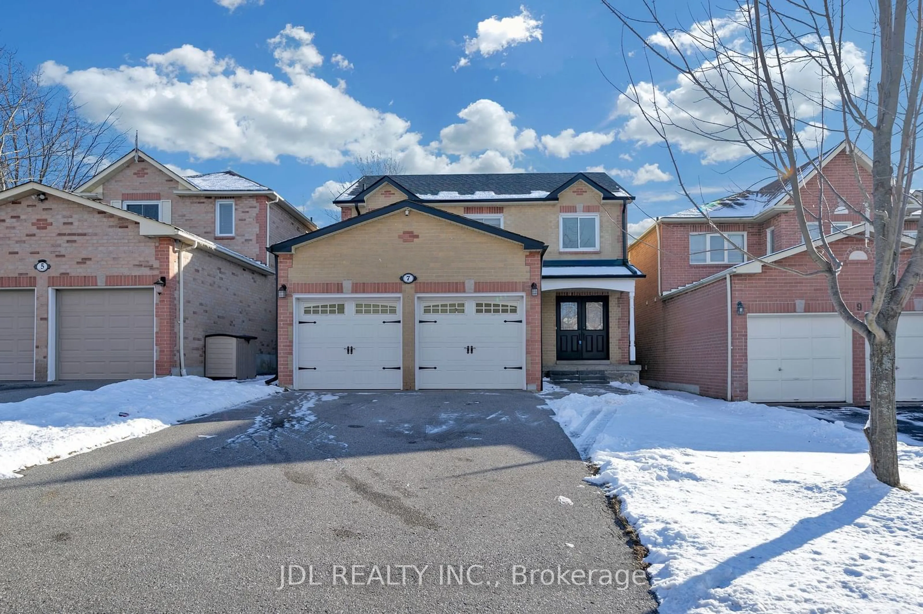 A pic from outside/outdoor area/front of a property/back of a property/a pic from drone, street for 7 Parkins Dr, Ajax Ontario L1T 3K9