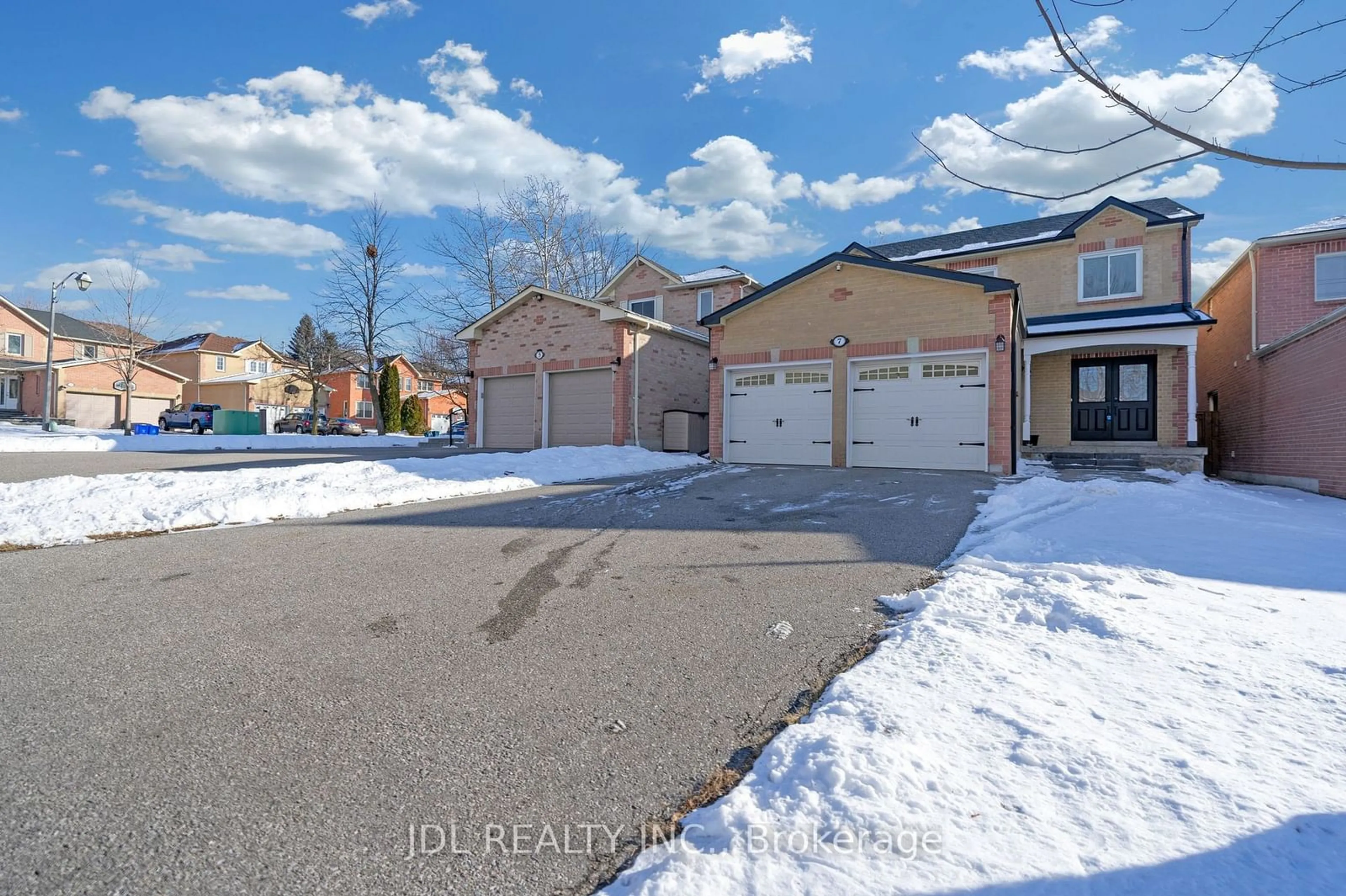 A pic from outside/outdoor area/front of a property/back of a property/a pic from drone, street for 7 Parkins Dr, Ajax Ontario L1T 3K9