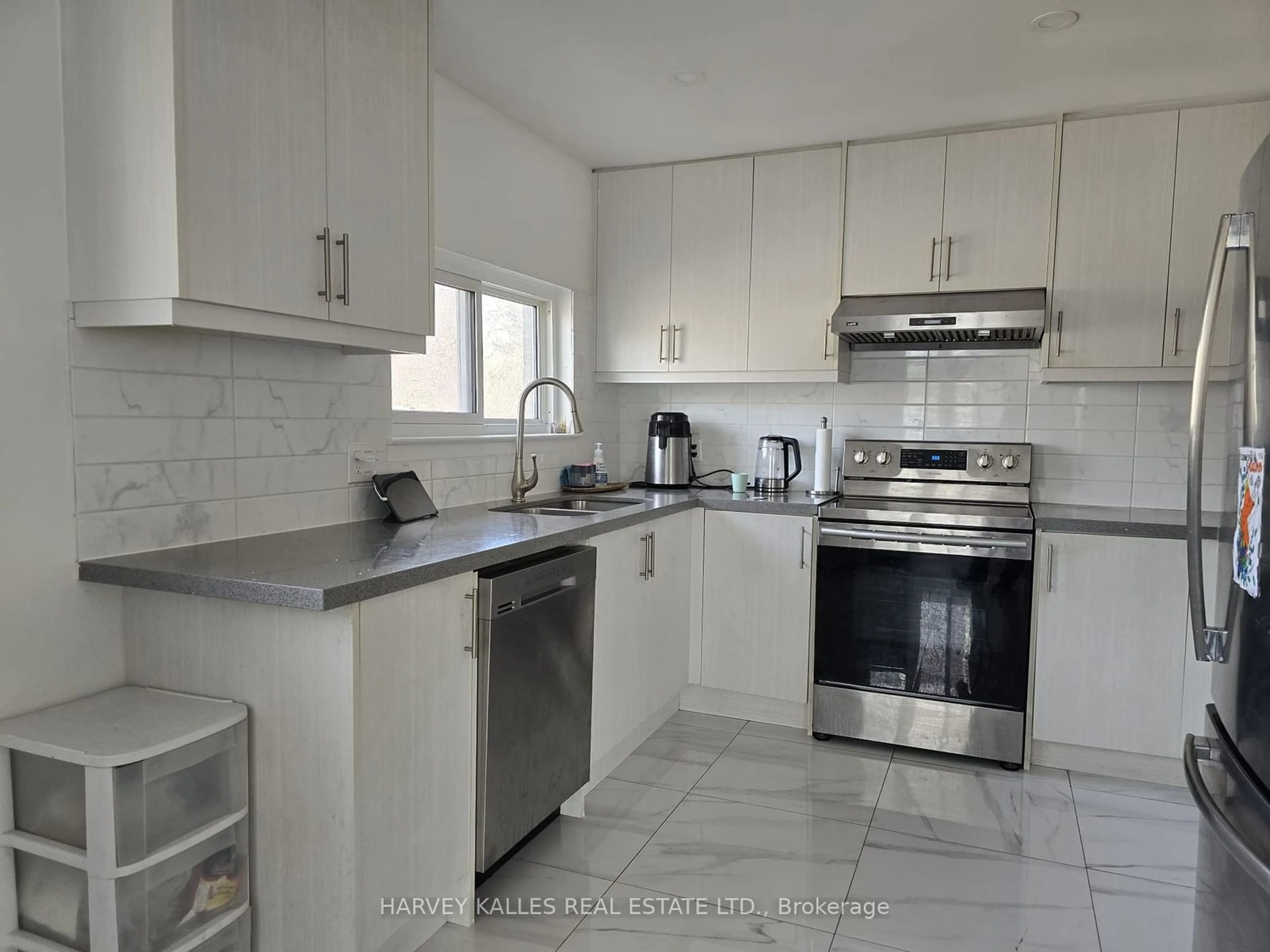 Standard kitchen, ceramic/tile floor for 27 Glenstroke Dr, Toronto Ontario M1S 3A1