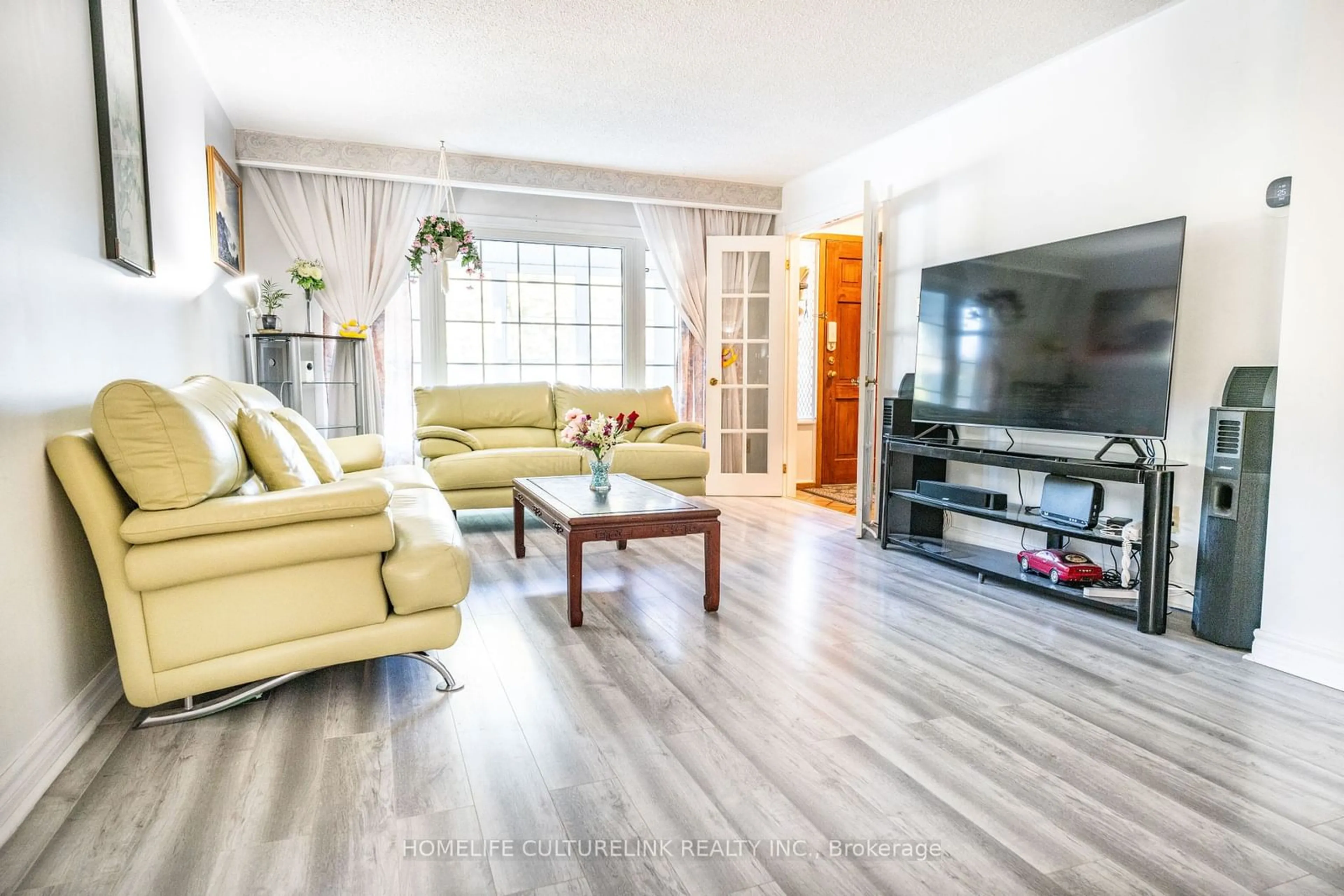 Living room with furniture, wood/laminate floor for 48 Tidworth Sq, Toronto Ontario M1S 2V3