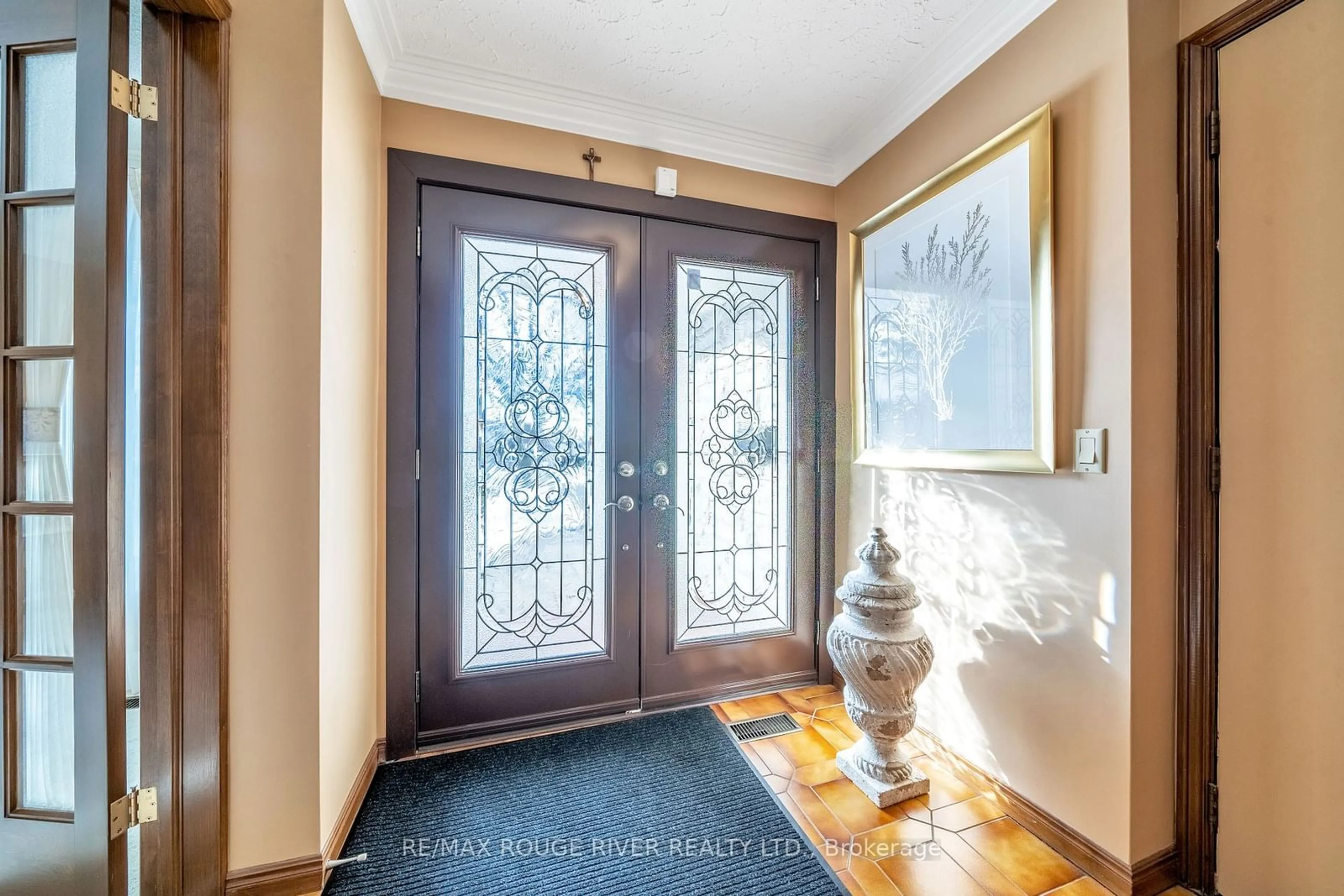 Indoor entryway for 1038 Pinetree Crt, Oshawa Ontario L1K 1P4