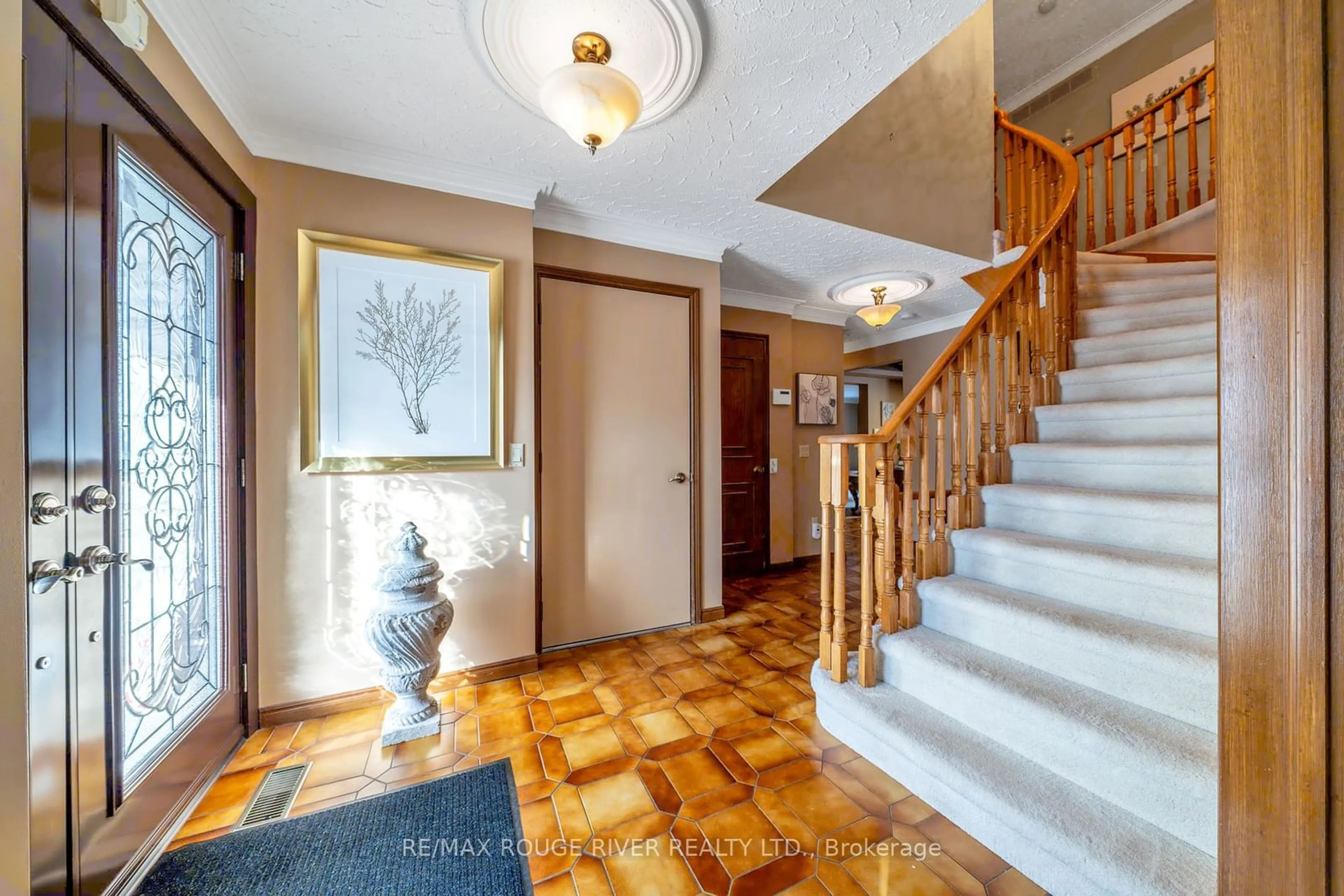 Indoor foyer for 1038 Pinetree Crt, Oshawa Ontario L1K 1P4