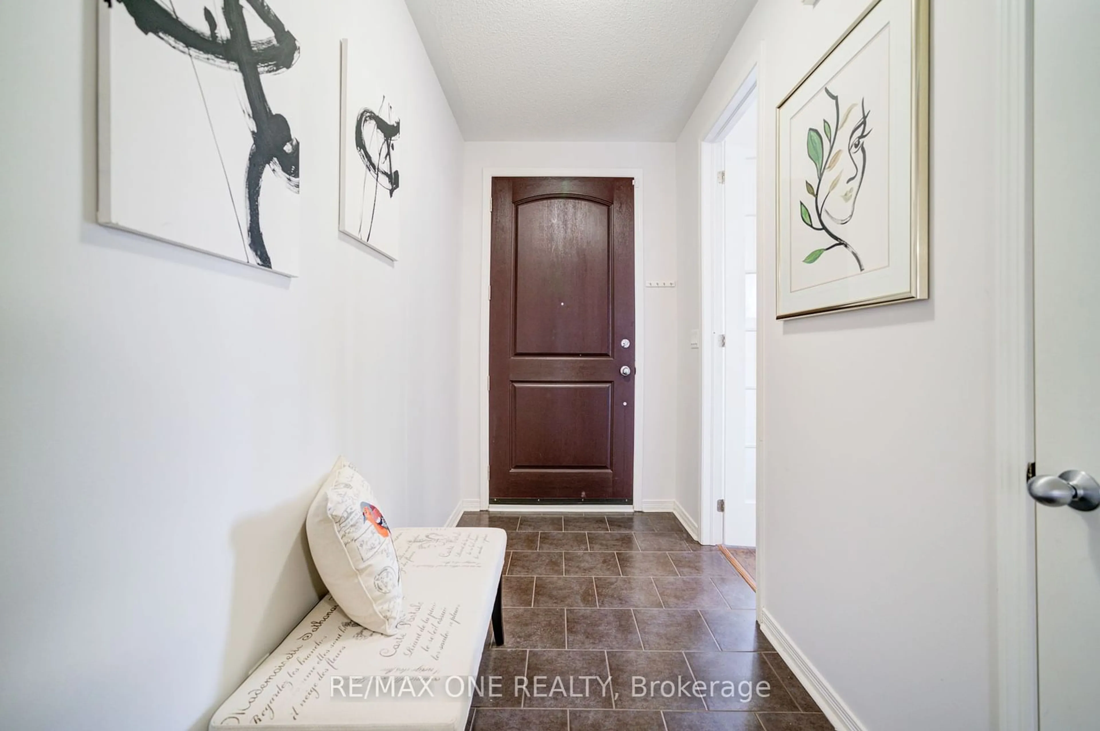 Indoor entryway for 307 BOSWELL Dr, Clarington Ontario L1C 3K7