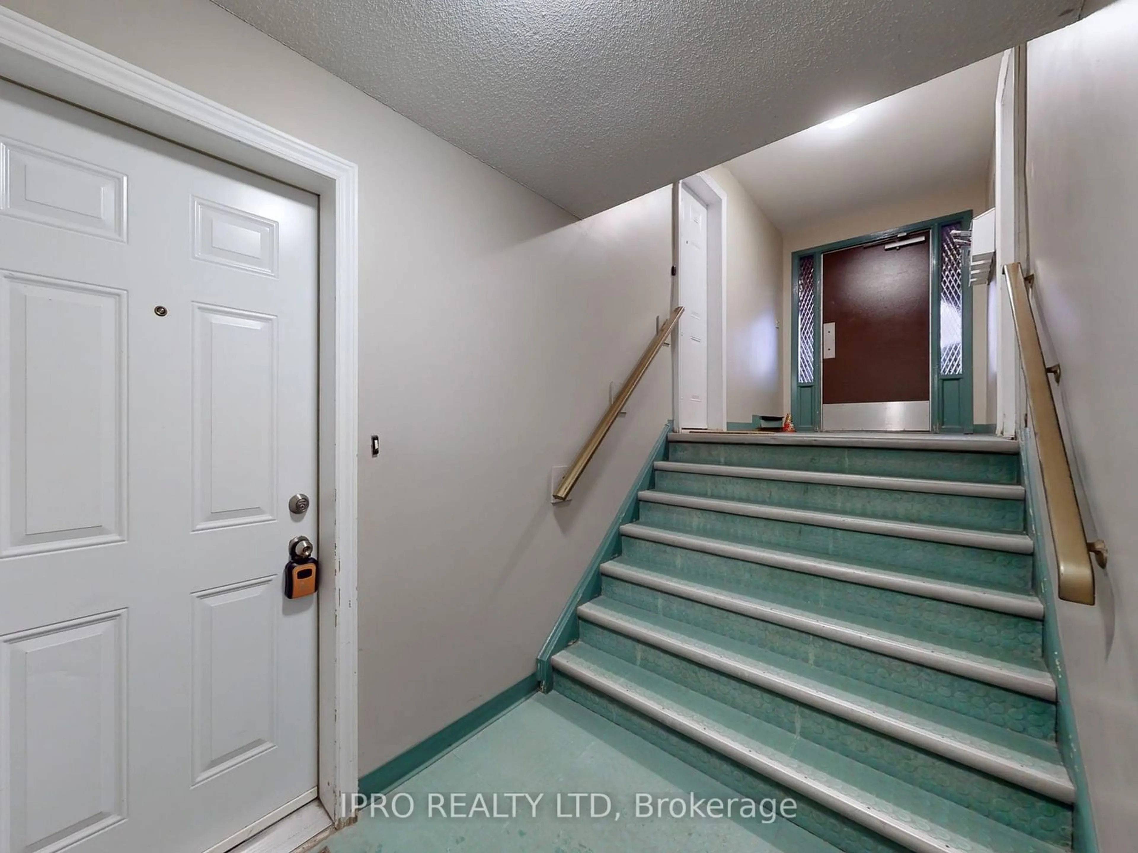 Indoor foyer for 1333 Mary St #87, Oshawa Ontario L1G 6Z3