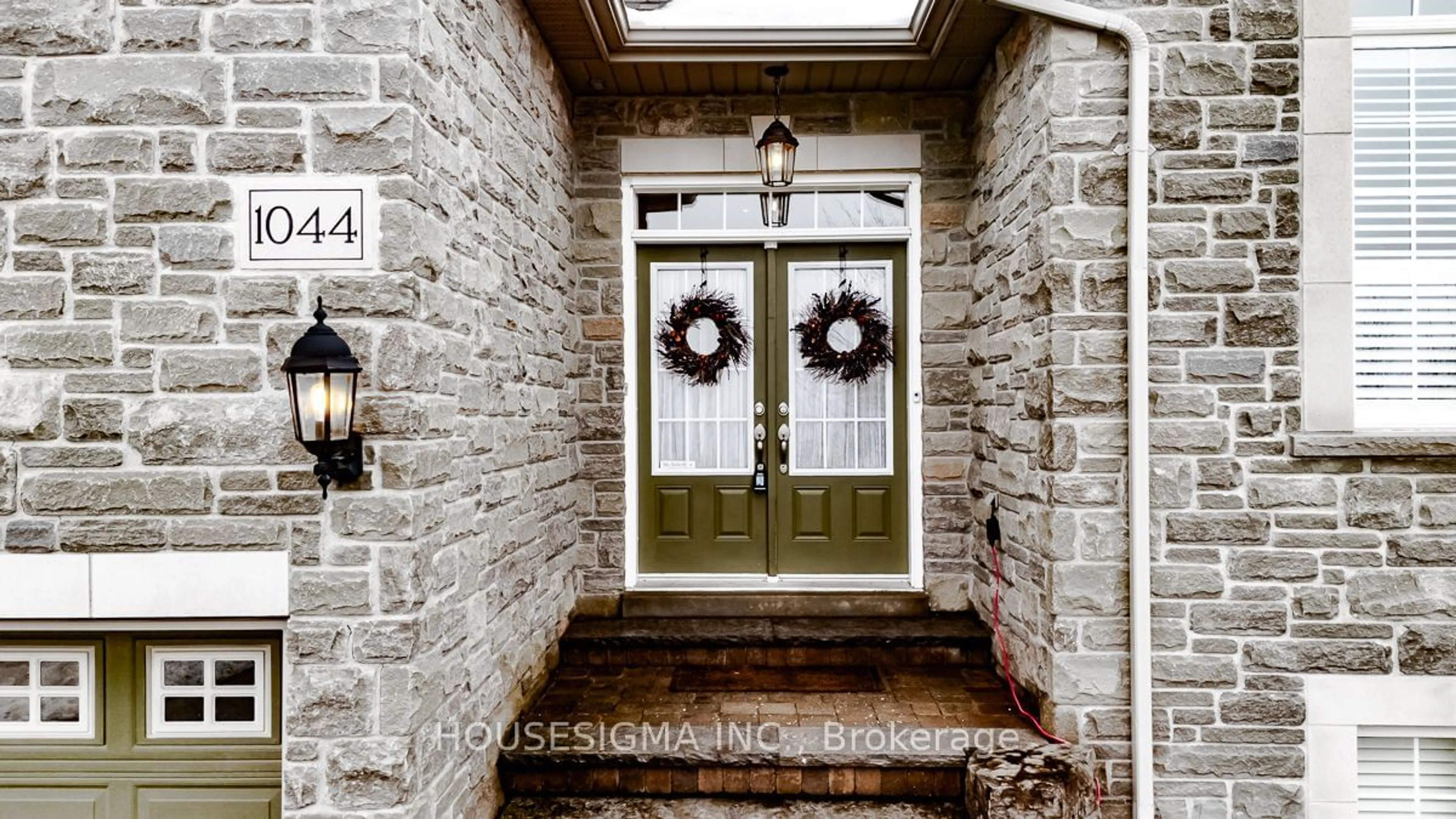 Indoor entryway for 1044 Swiss Hts, Oshawa Ontario L1K 3B4