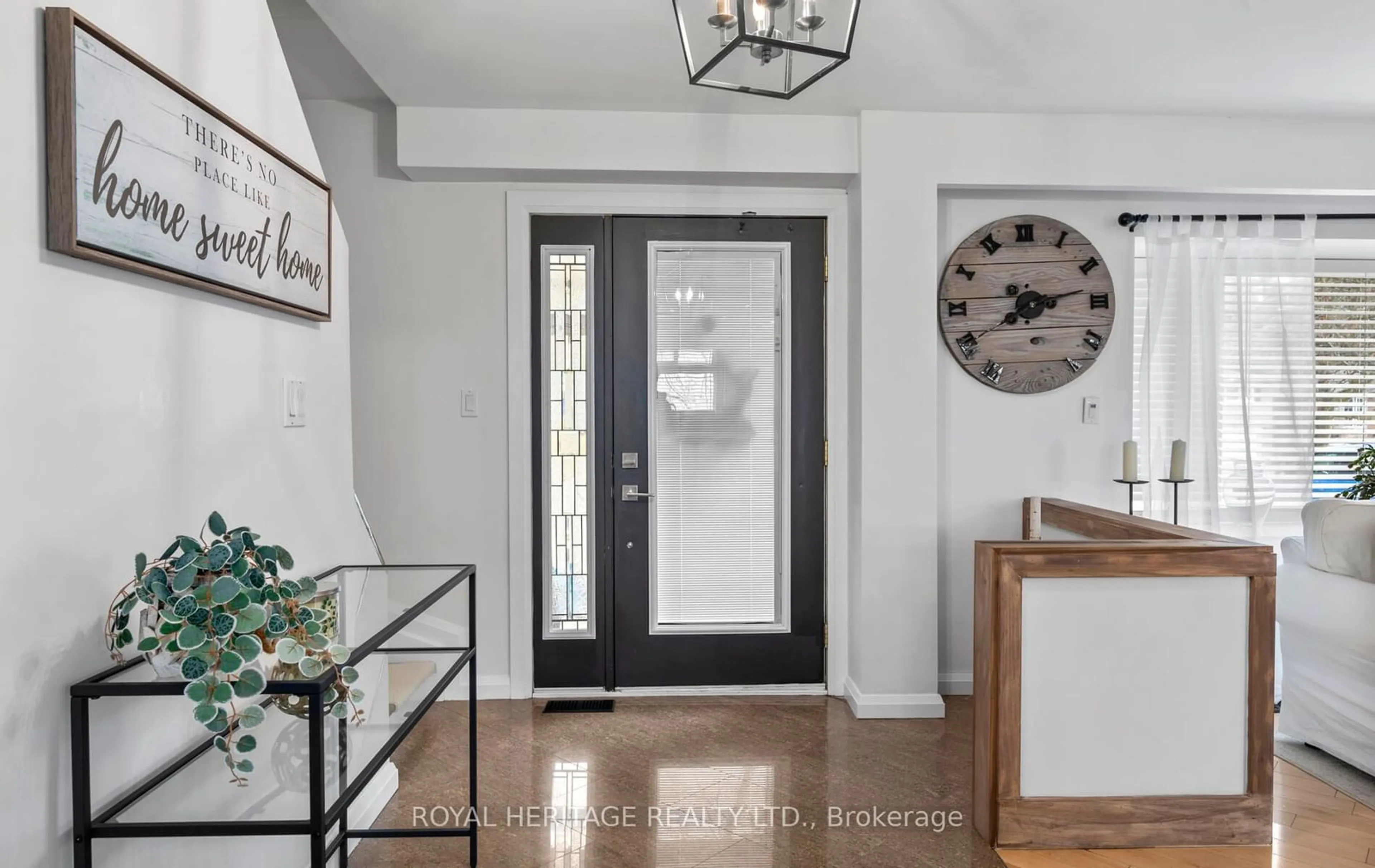 Indoor entryway for 82 Springdale Cres, Oshawa Ontario L1H 7C1