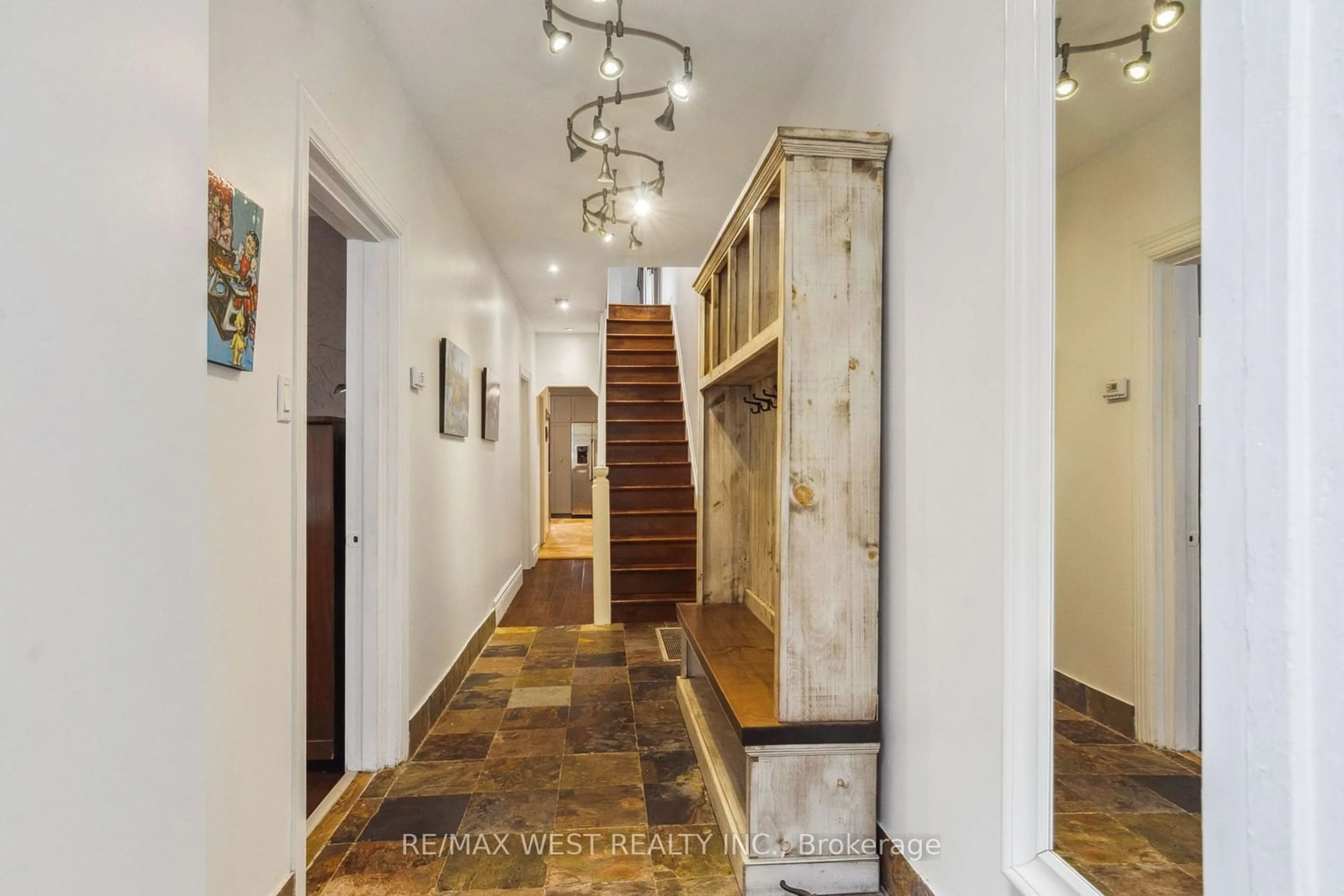 Indoor foyer for 68 Hastings Ave, Toronto Ontario M4L 2L2