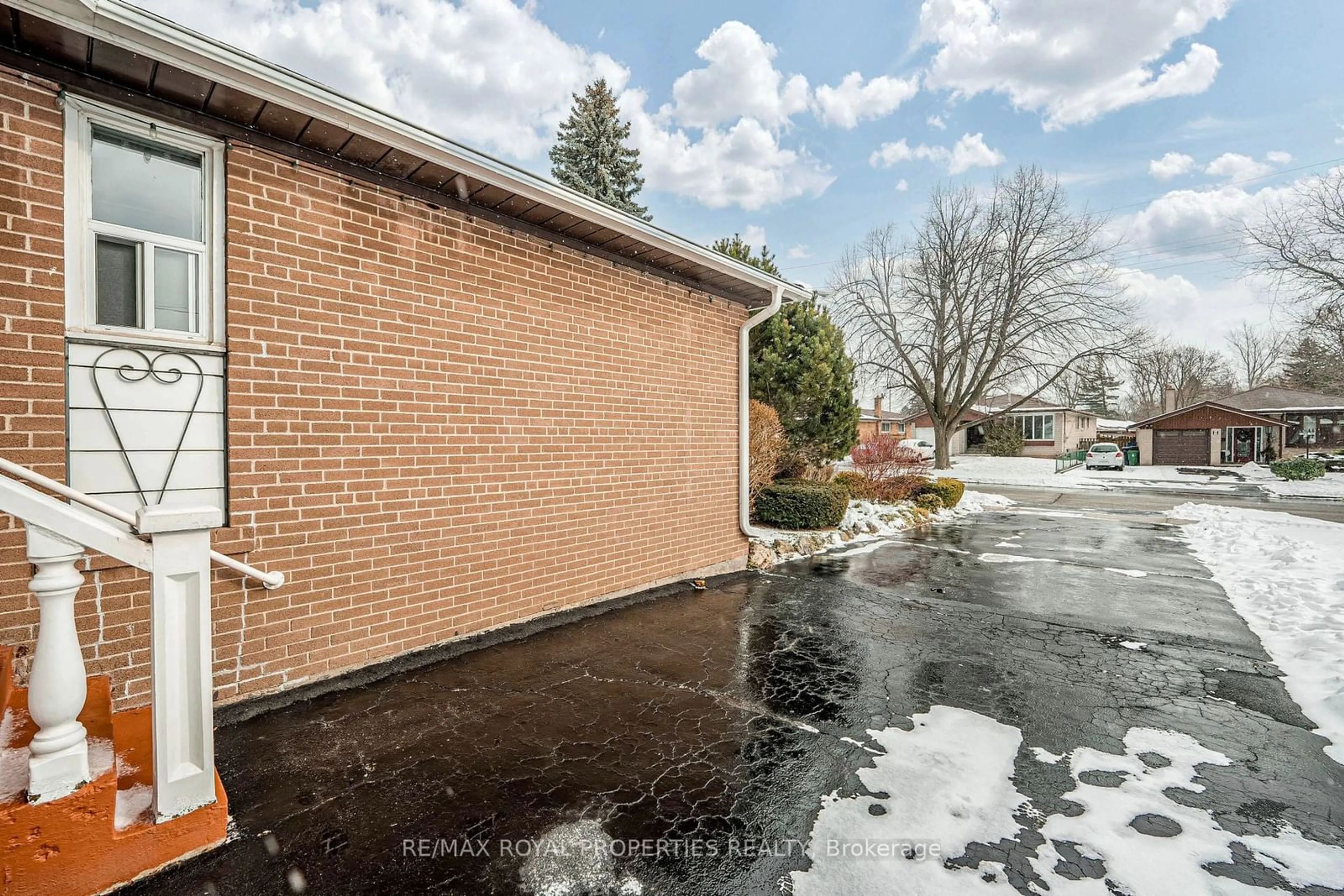 A pic from outside/outdoor area/front of a property/back of a property/a pic from drone, street for 18 Shoreview Dr, Toronto Ontario M1E 3R2