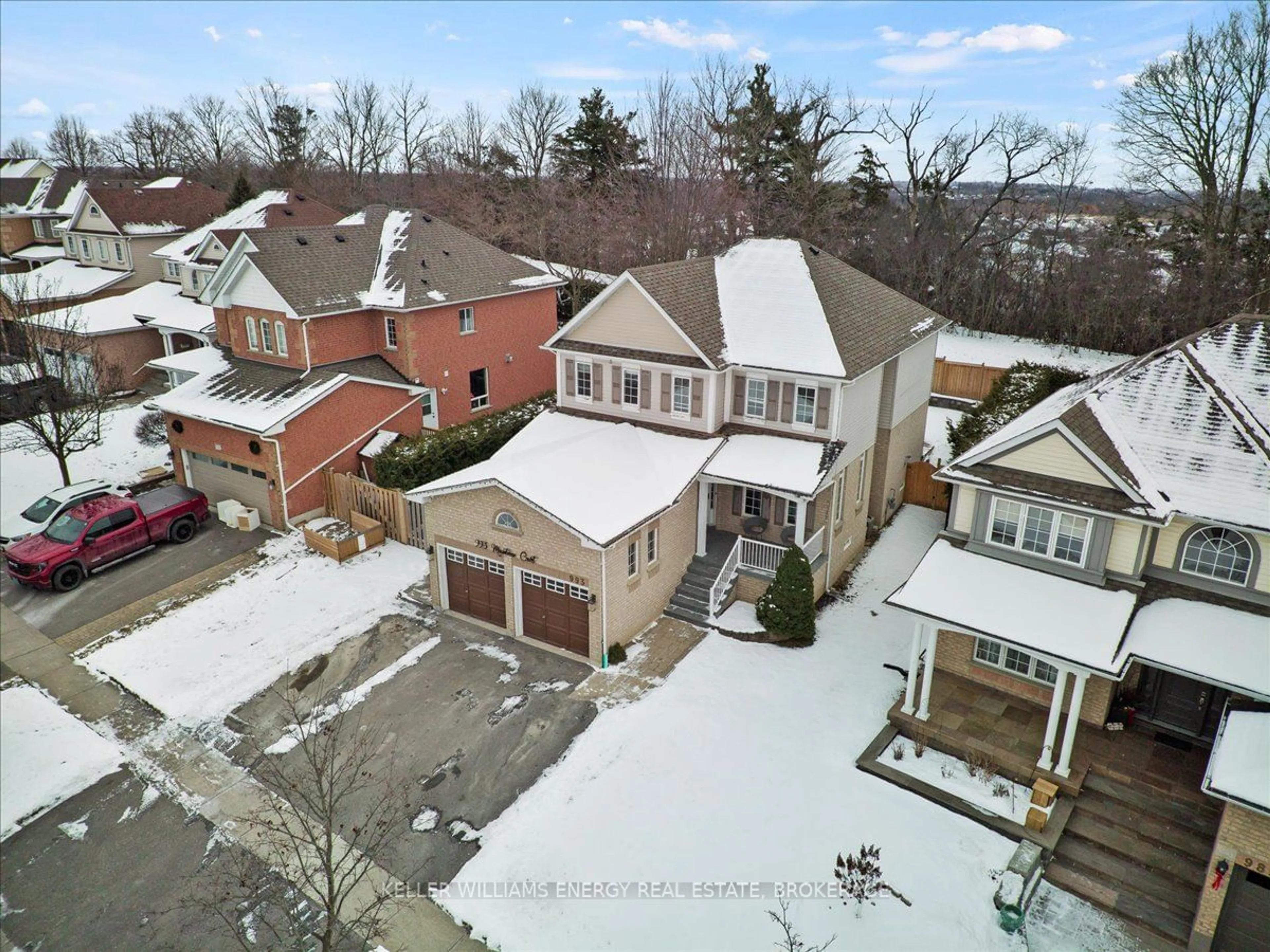 A pic from outside/outdoor area/front of a property/back of a property/a pic from drone, street for 993 Mountview Crt, Oshawa Ontario L1K 2M1