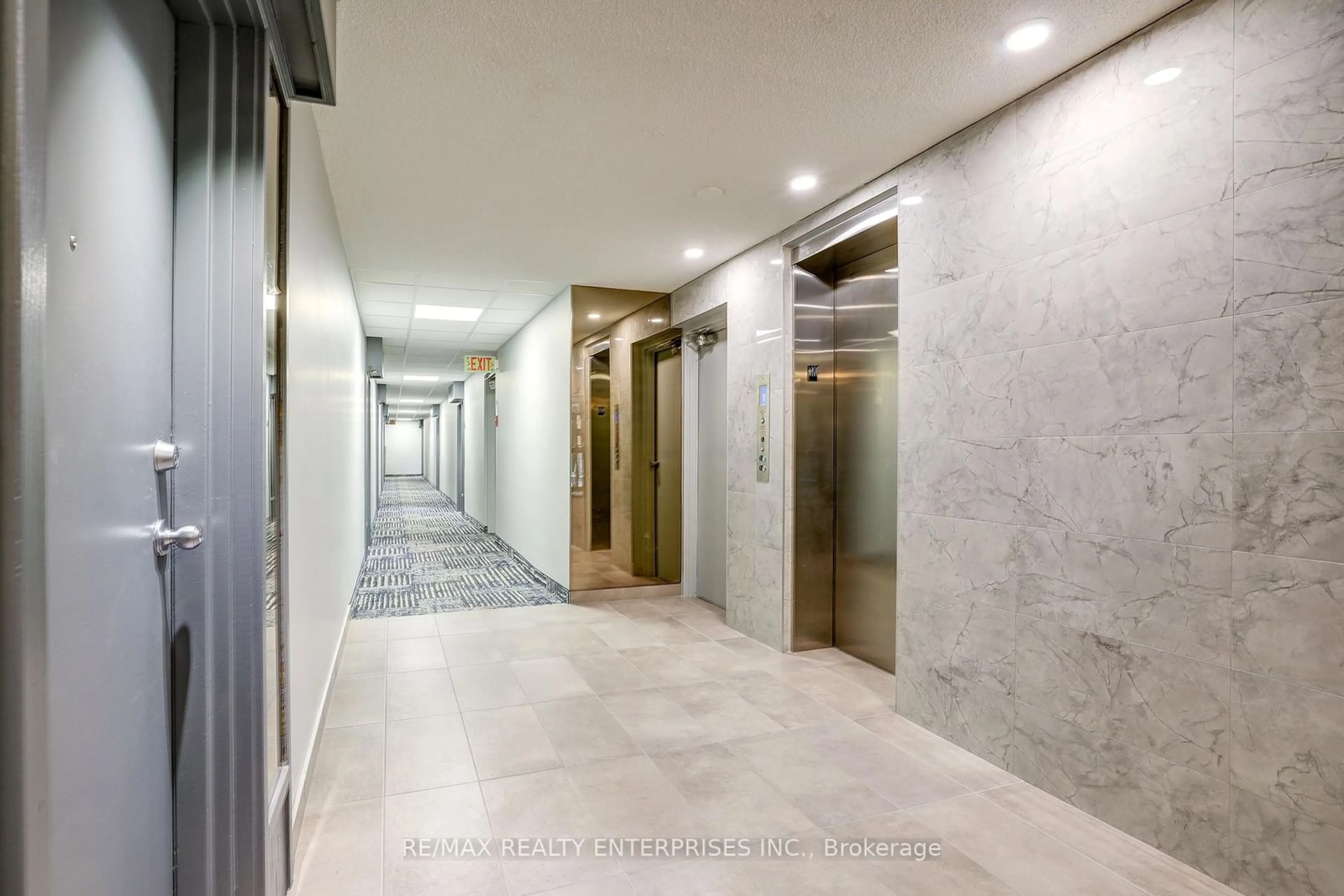 Indoor foyer for 4060 Lawrence Ave #412, Toronto Ontario M1E 4V4