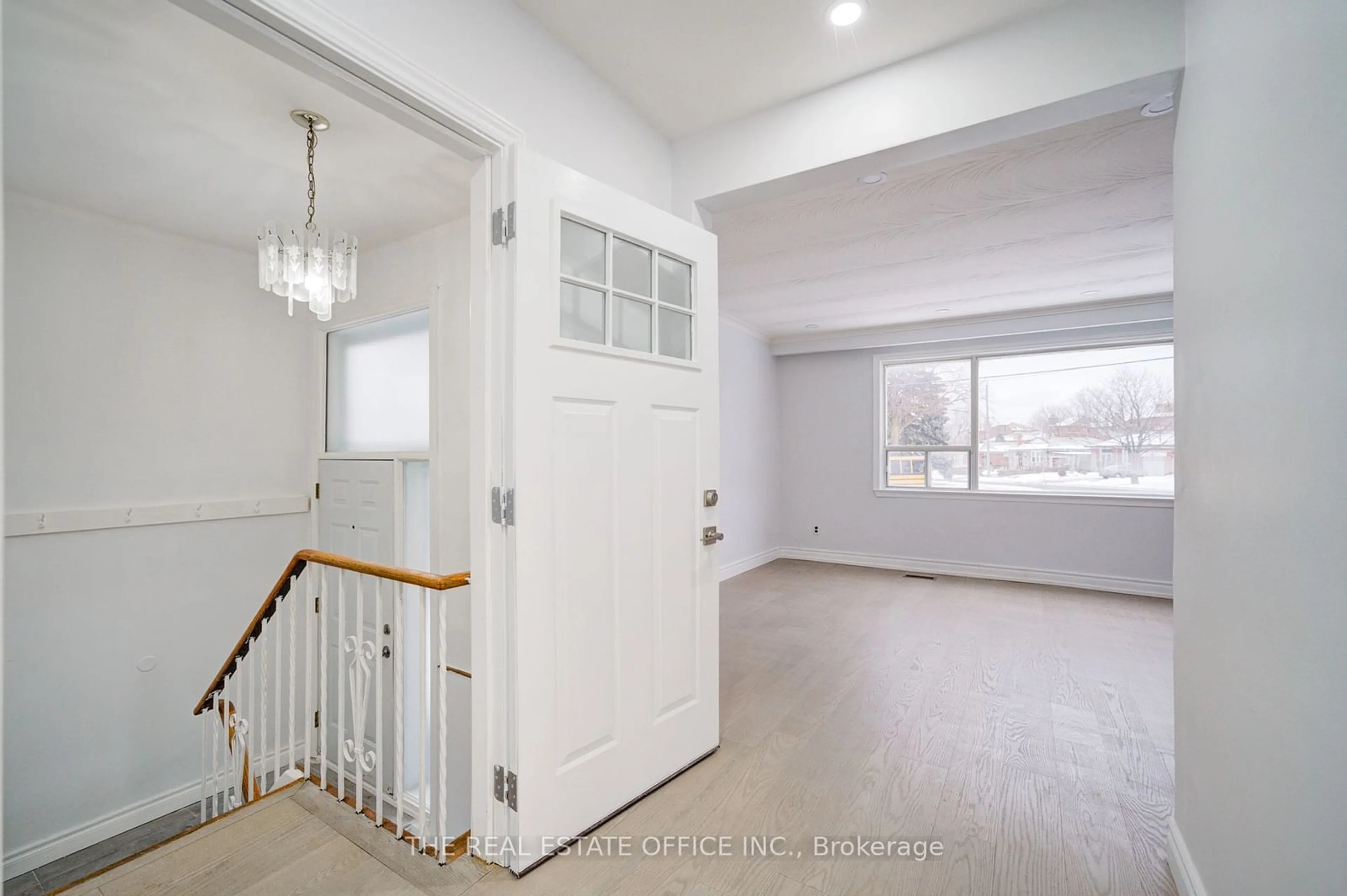 Indoor entryway for 4 Khartoum Ave, Toronto Ontario M1K 3X9