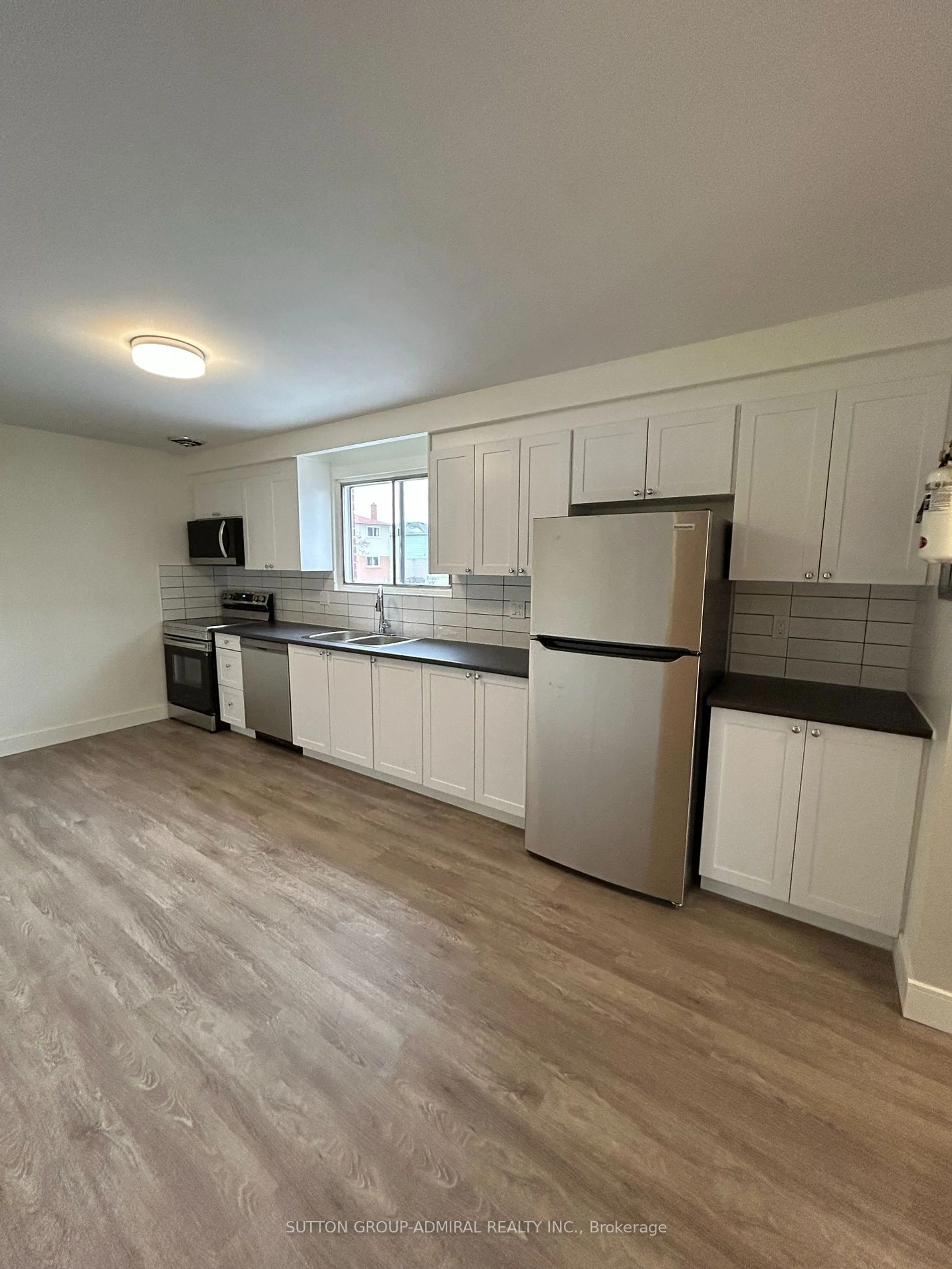 Standard kitchen, wood/laminate floor for 753 Cochrane St, Whitby Ontario L1N 5J7