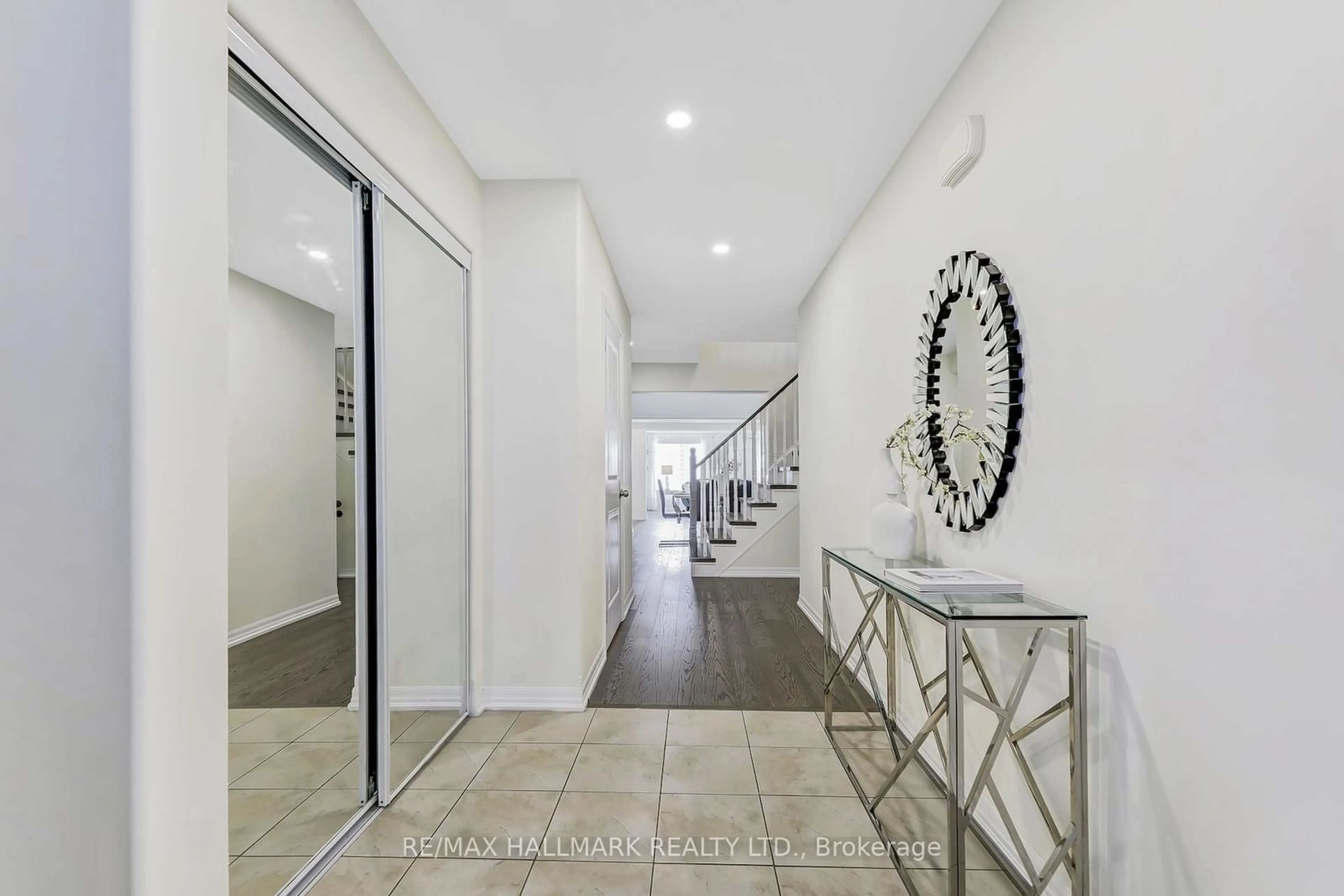 Indoor foyer for 1770 Silverstone Cres #L1K 3B2, Oshawa Ontario L1K 3B2