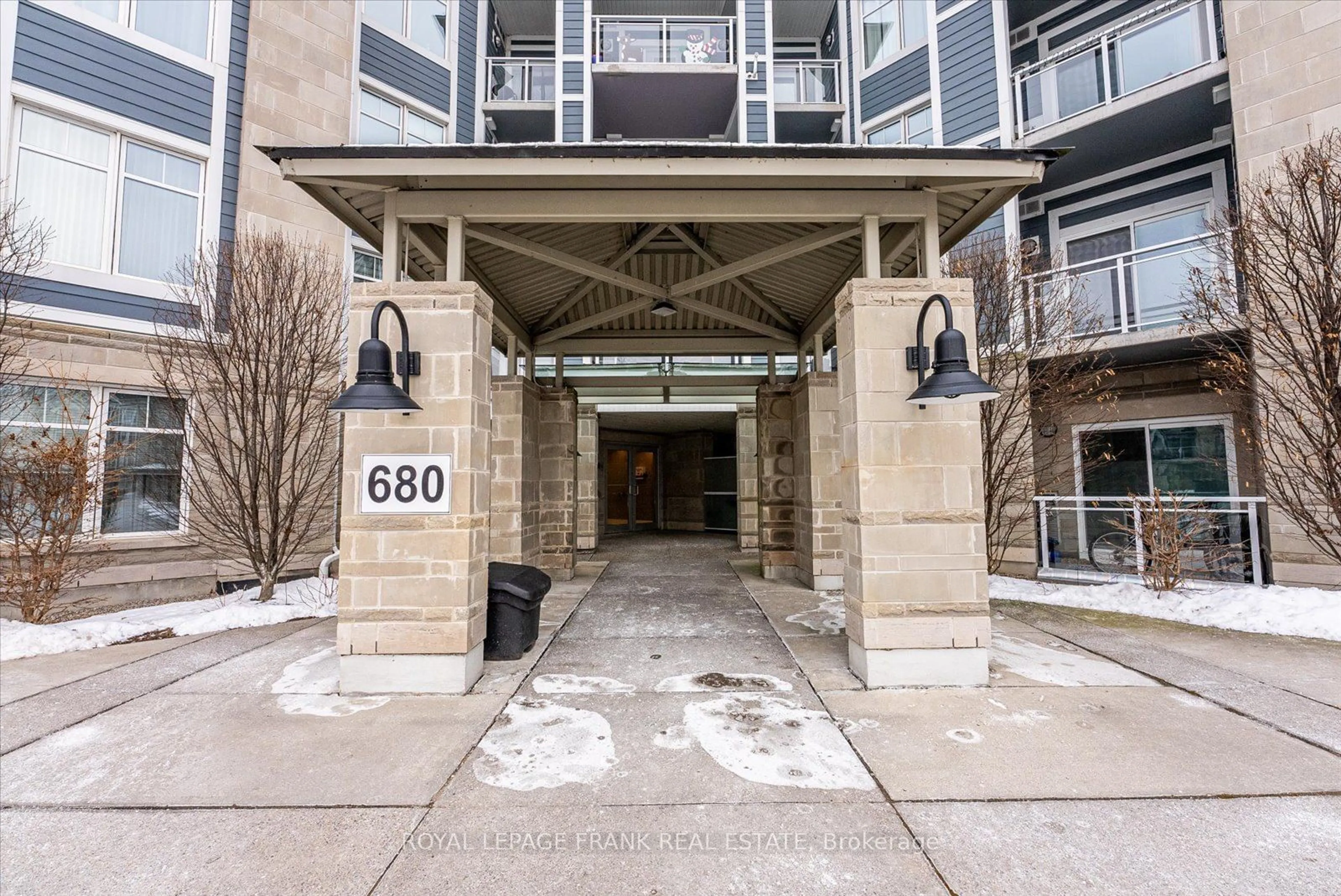 Indoor foyer for 680 Gordon St #412, Whitby Ontario L1N 0L2