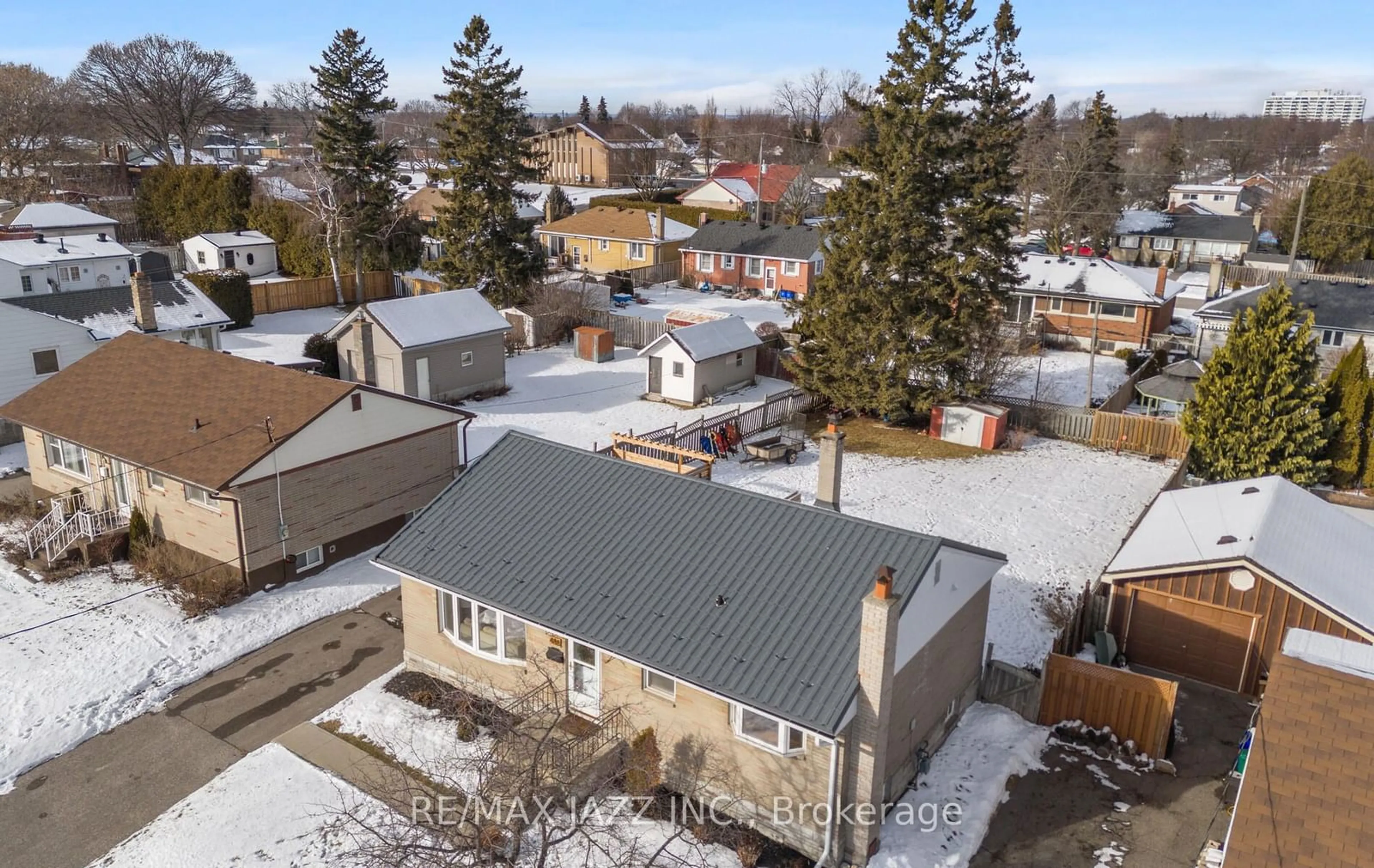 A pic from outside/outdoor area/front of a property/back of a property/a pic from drone, street for 488 Annapolis Ave, Oshawa Ontario L1J 2Y7