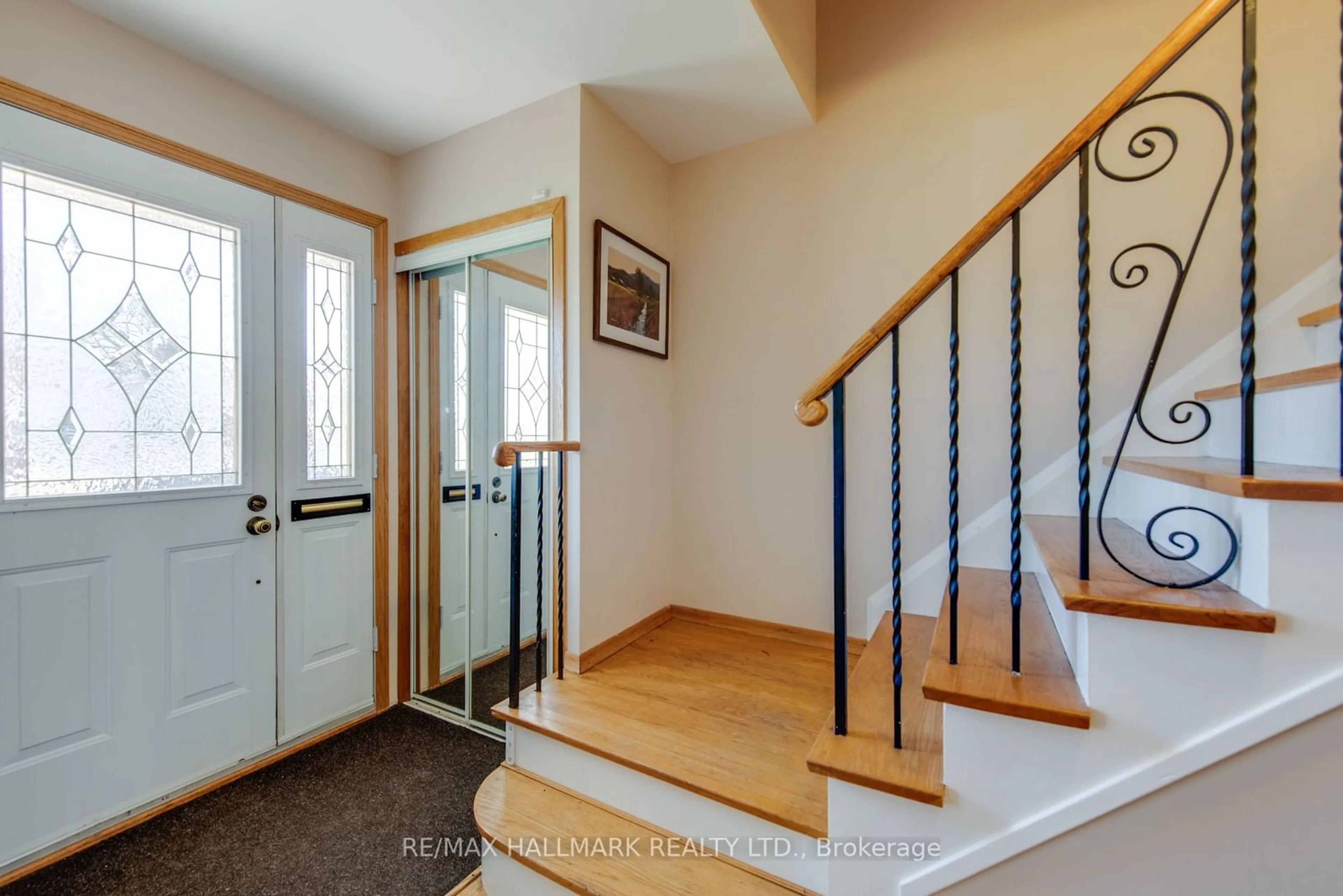 Indoor entryway for 30 Schubert Dr, Toronto Ontario M1E 1Y7