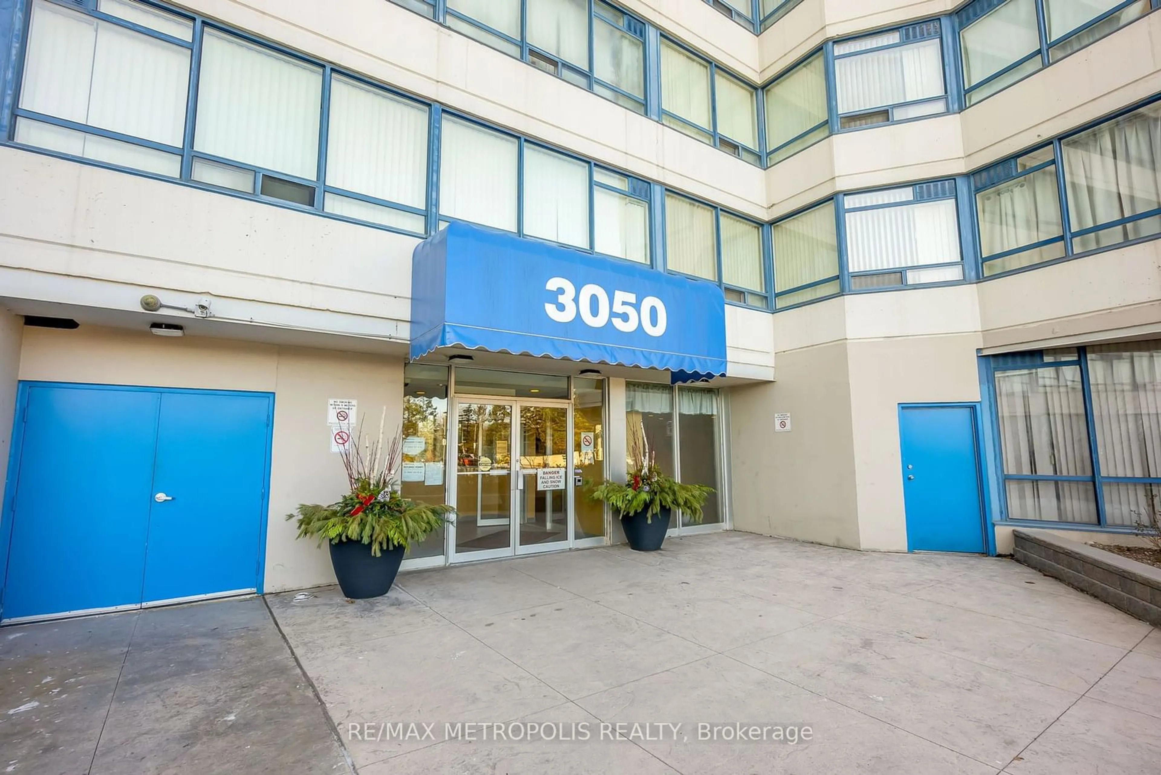 Indoor foyer for 3050 ELLESMERE Rd #1601, Toronto Ontario M1E 5E6