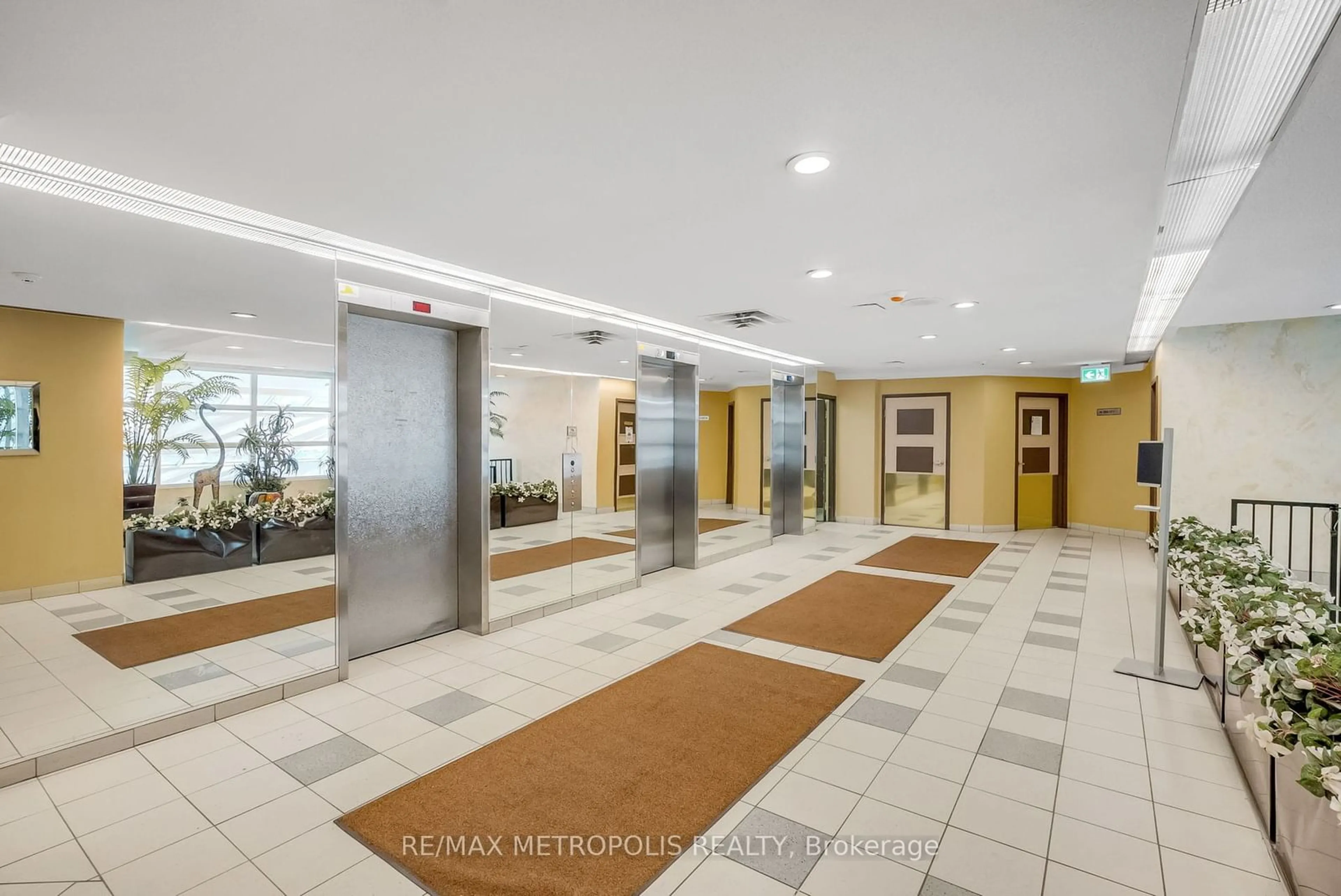 Indoor foyer for 3050 ELLESMERE Rd #1601, Toronto Ontario M1E 5E6