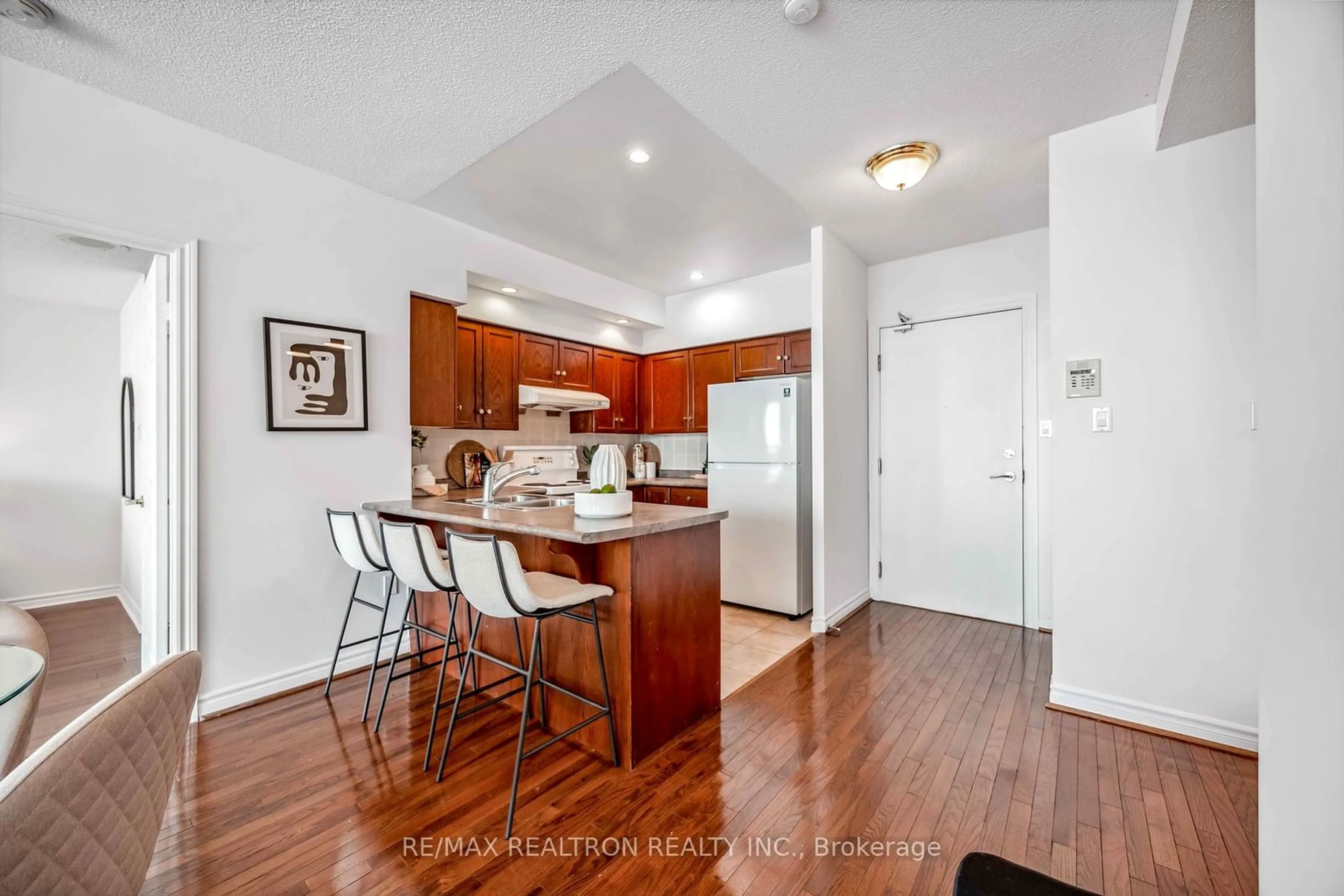 Open concept kitchen, wood/laminate floor for 125 Omni Dr #PH34, Toronto Ontario M1P 5A9