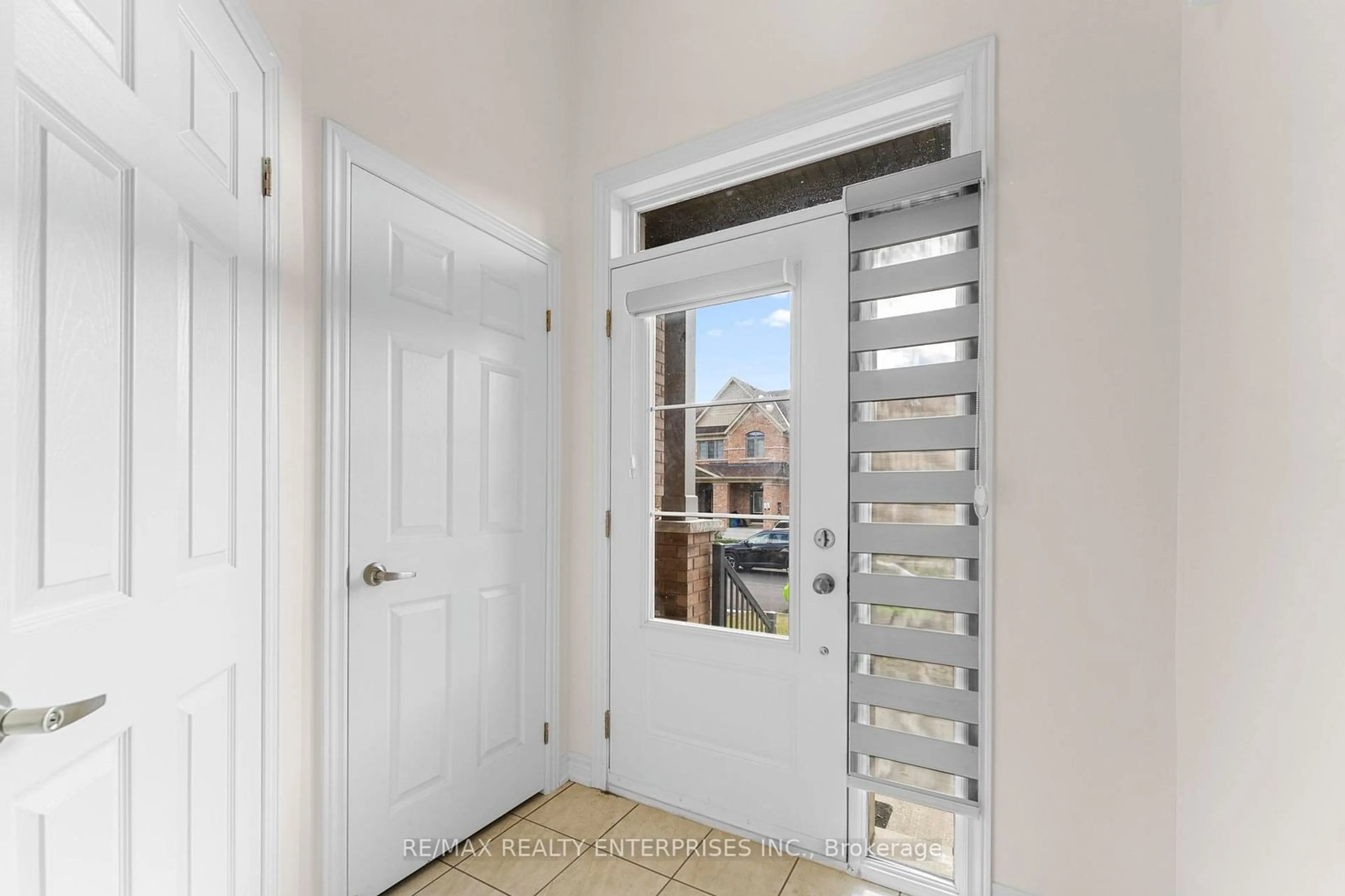 Indoor entryway for 54 Bayardo Dr, Oshawa Ontario L1H 7K4