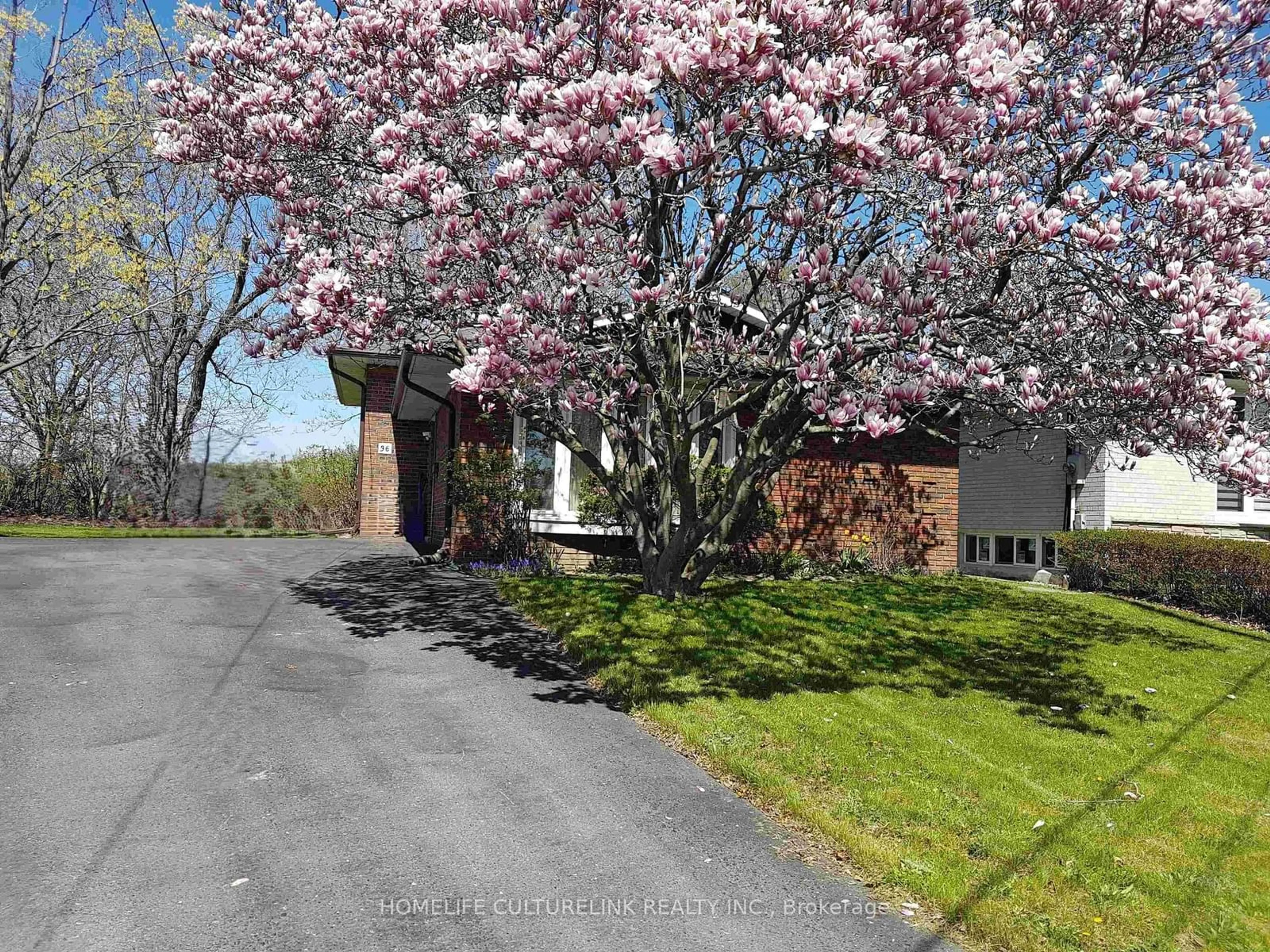 A pic from outside/outdoor area/front of a property/back of a property/a pic from drone, street for 36 Cavehill Cres, Toronto Ontario M1R 4P9